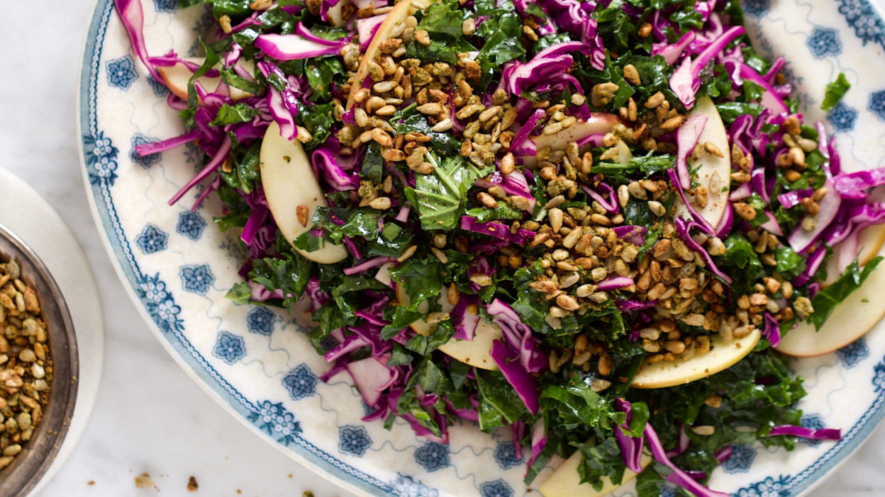 Grønkålssalat med æble, rødkål og pestoristede solsikkekerner