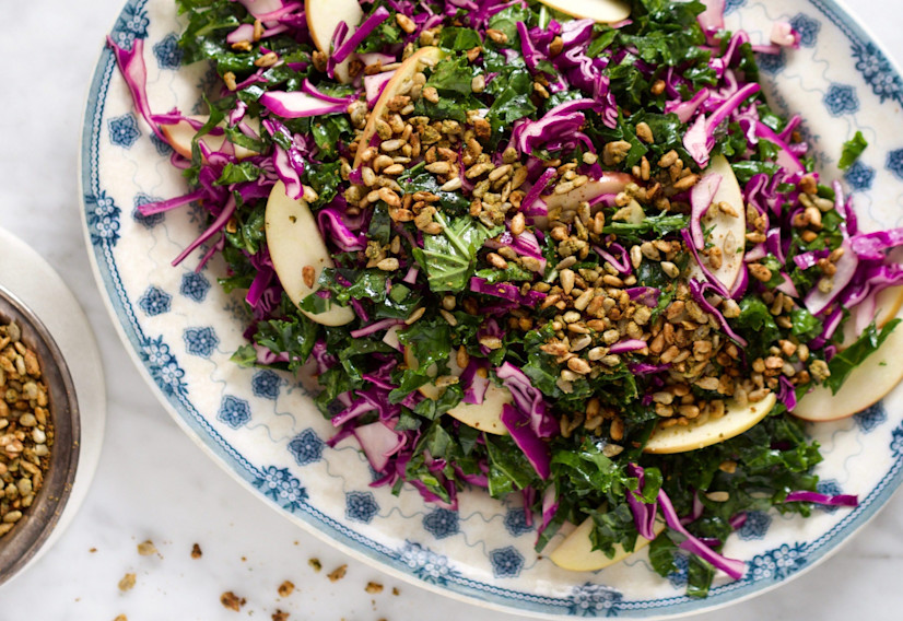 Grønkålssalat med æble, rødkål og pestoristede solsikkekerner