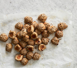 Grødboller med mandelsplitter og tranebør