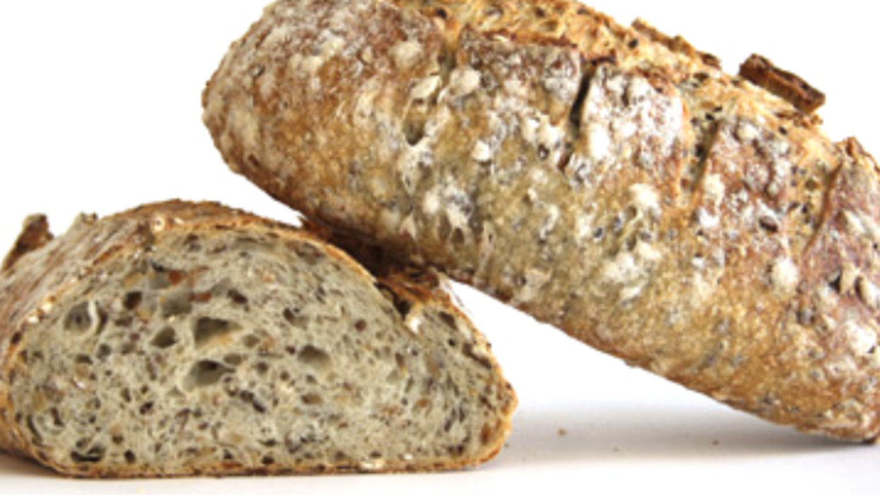 rustikt-4-kornsbrod-med-poppede-rugkerner