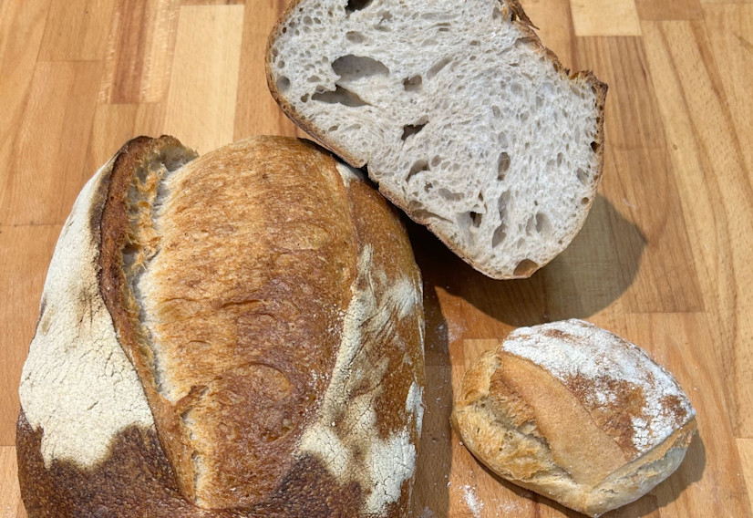 Surdejsbrød og stykker med Valsesauer