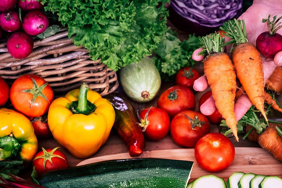 Ggelenkfreundlichen Rezepten. Gesundes Gemüse: Rote Bete, Karotten, Paprika, Tomaten, Brokkoli