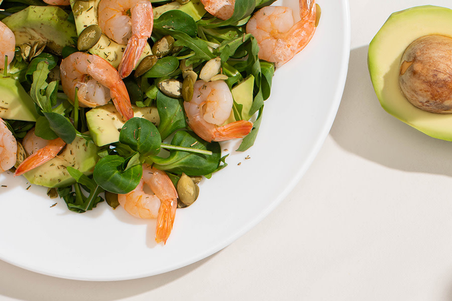 Gelenkfreundlichen Rezepten. Gesunde Mahlzeit: Grüner Salat mit Garnelen und Avocado 