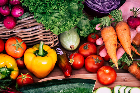 Ehepaar bereitet Essen in der Küche vor