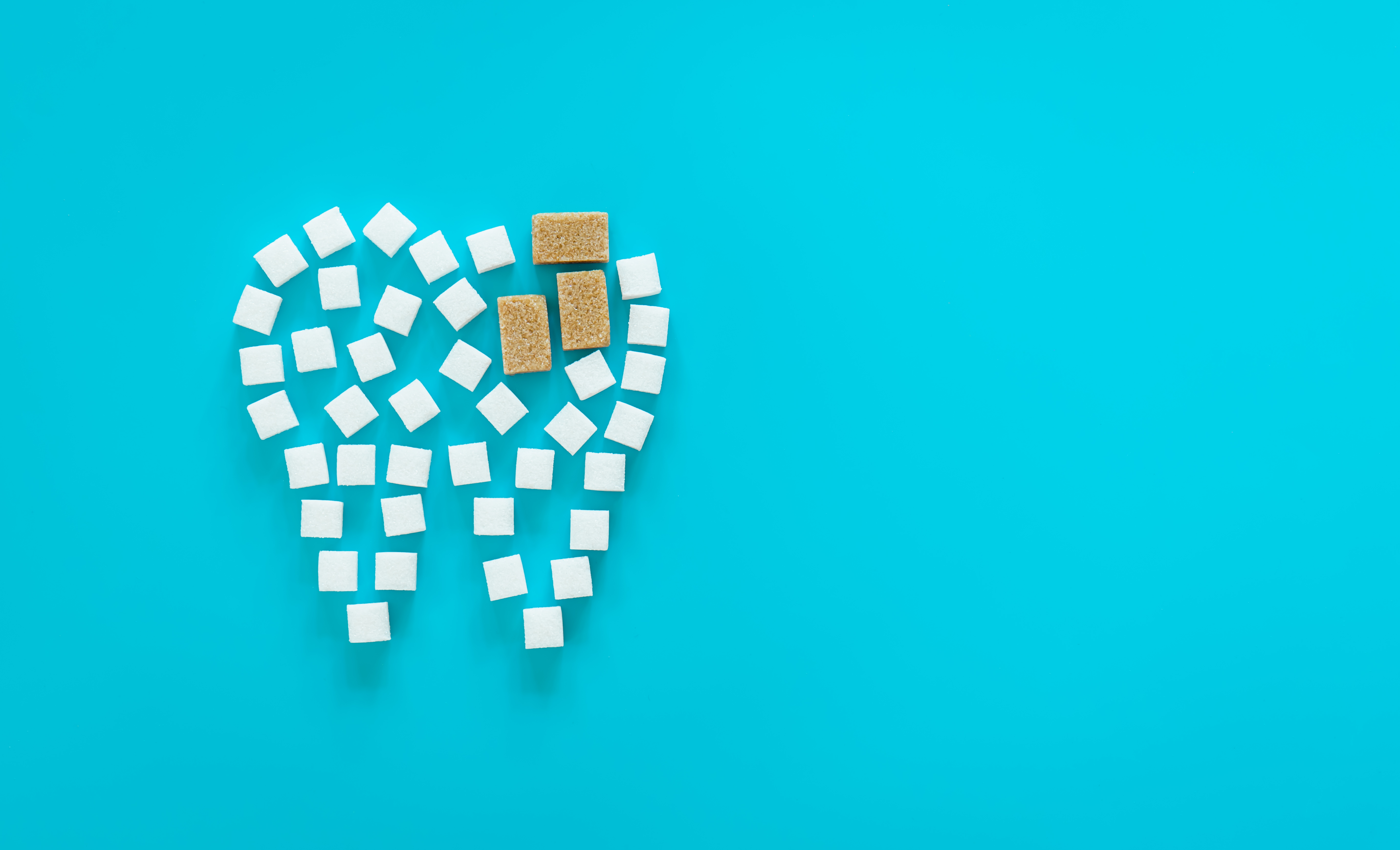 flat-lay-tooth-made-sugar-blue-background