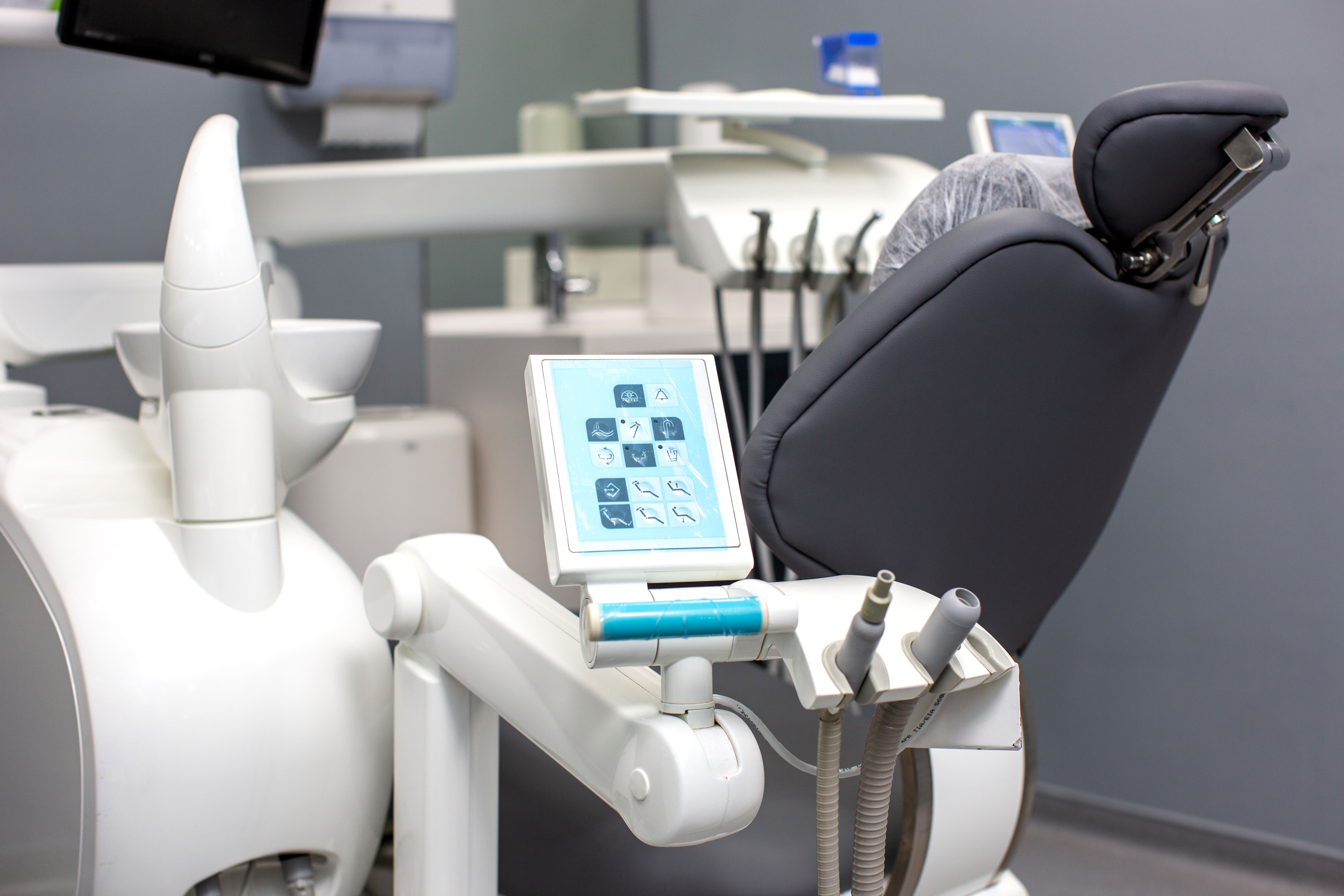 dental-chair-with-medical-tools