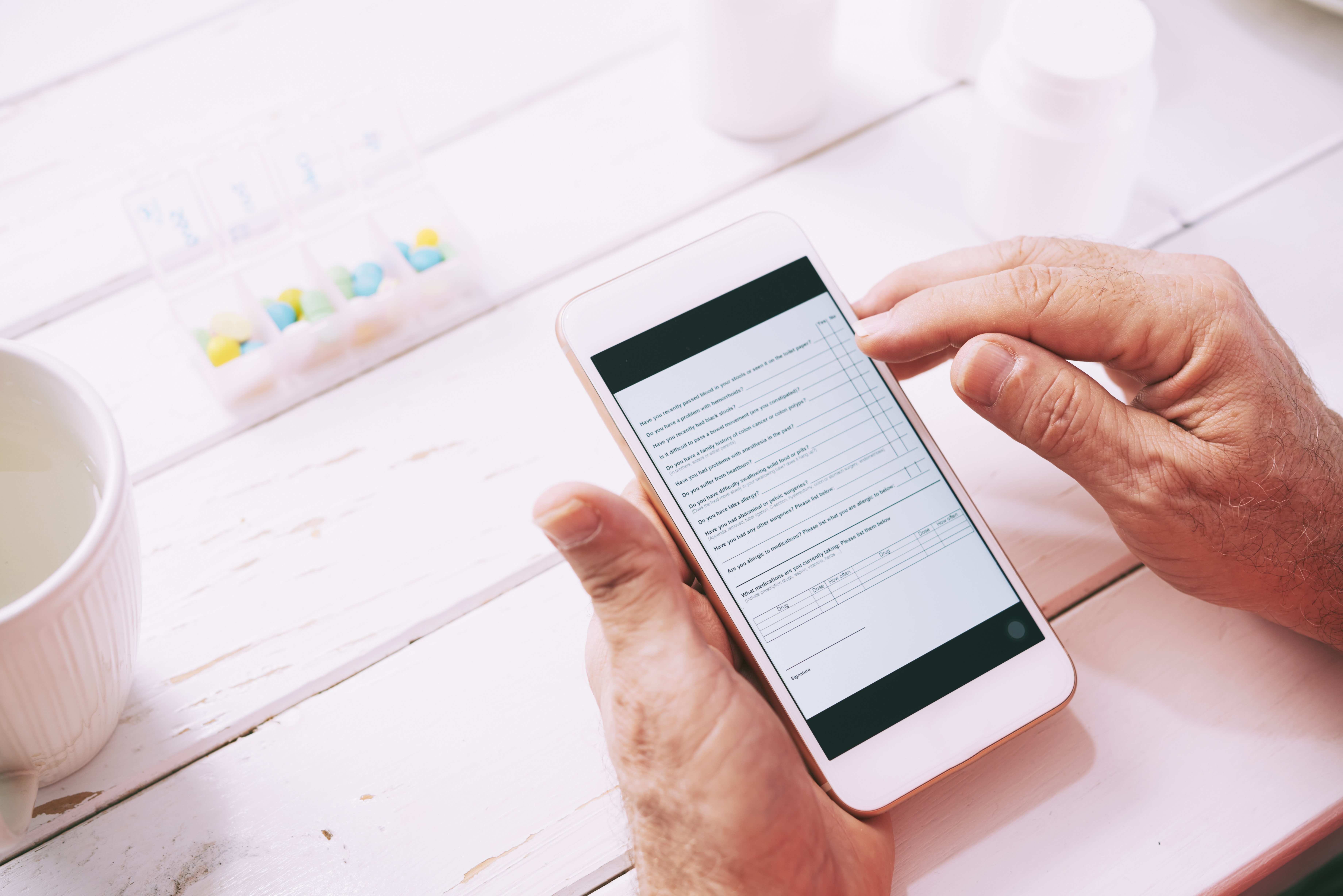 patient-filling-online-form-out
