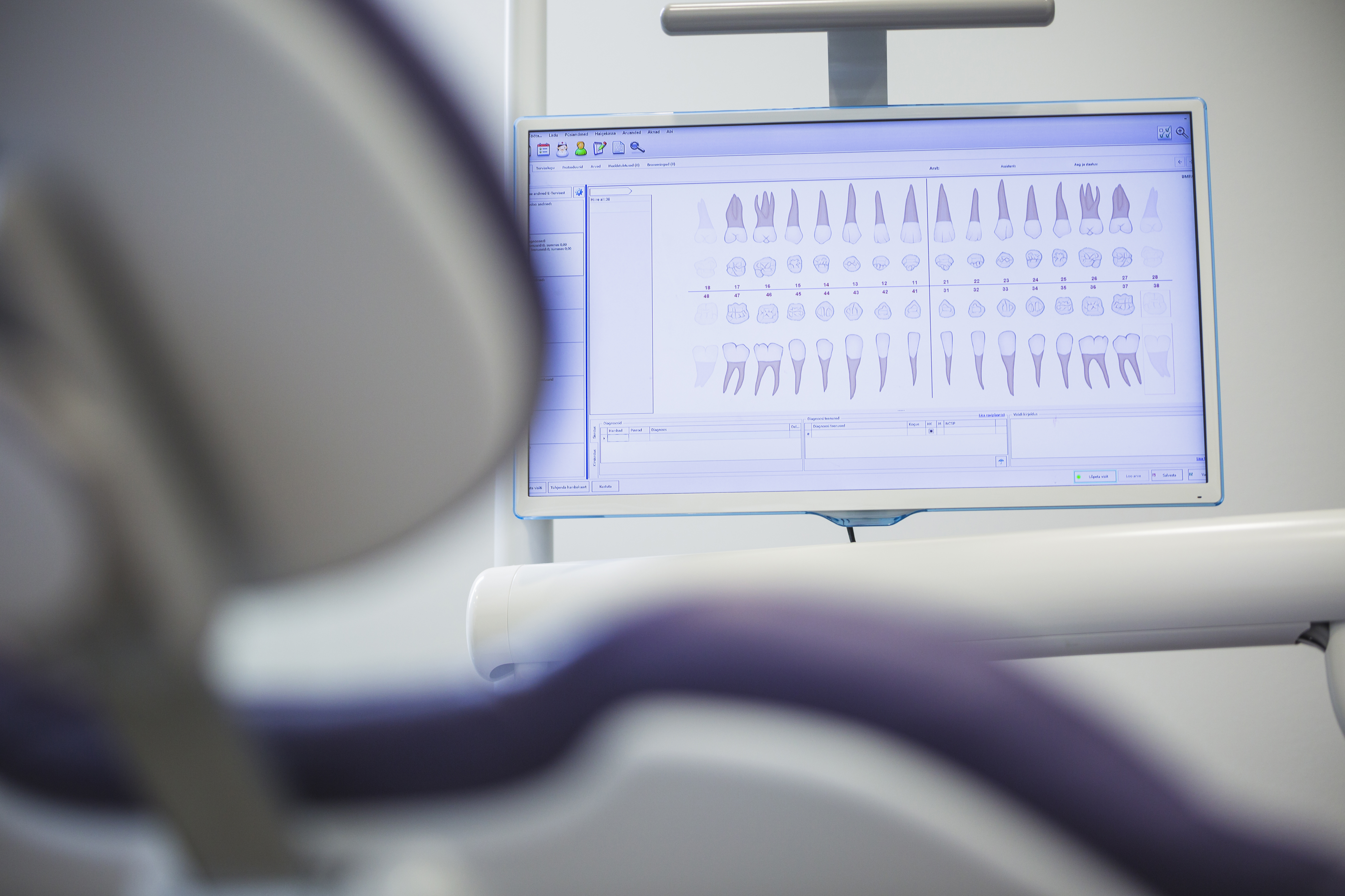 close-up-dentition-chart-monitor-screen