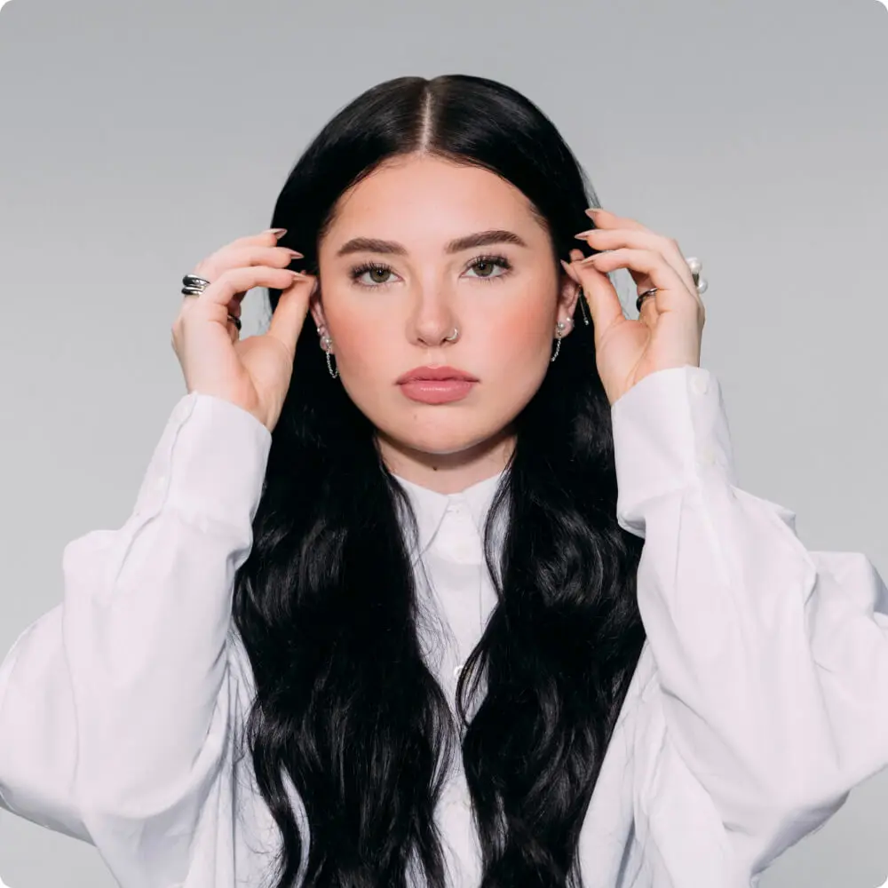 performer thumb lauren spencer smith