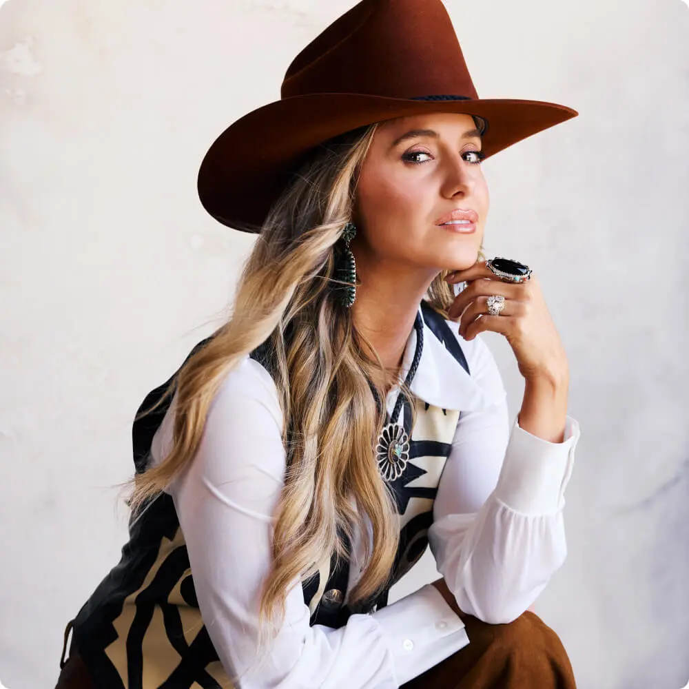 performer thumb lainey wilson