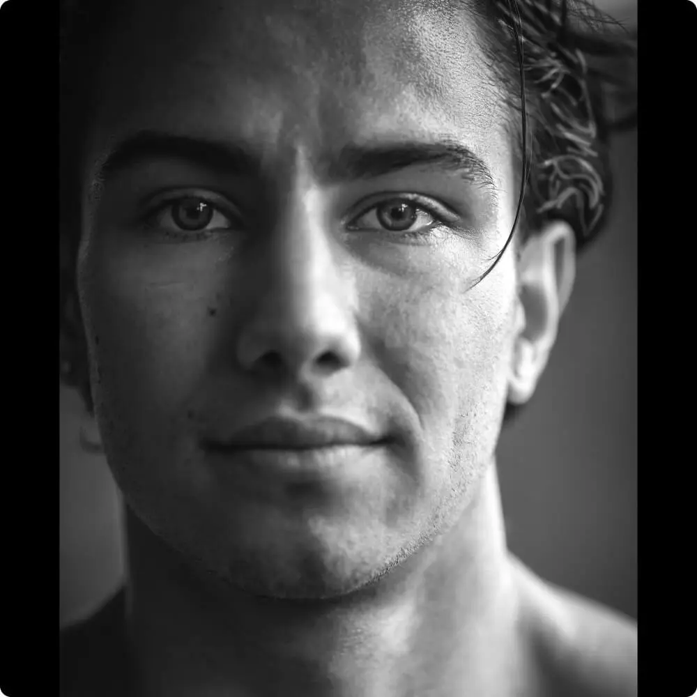 performer thumb roman mejia