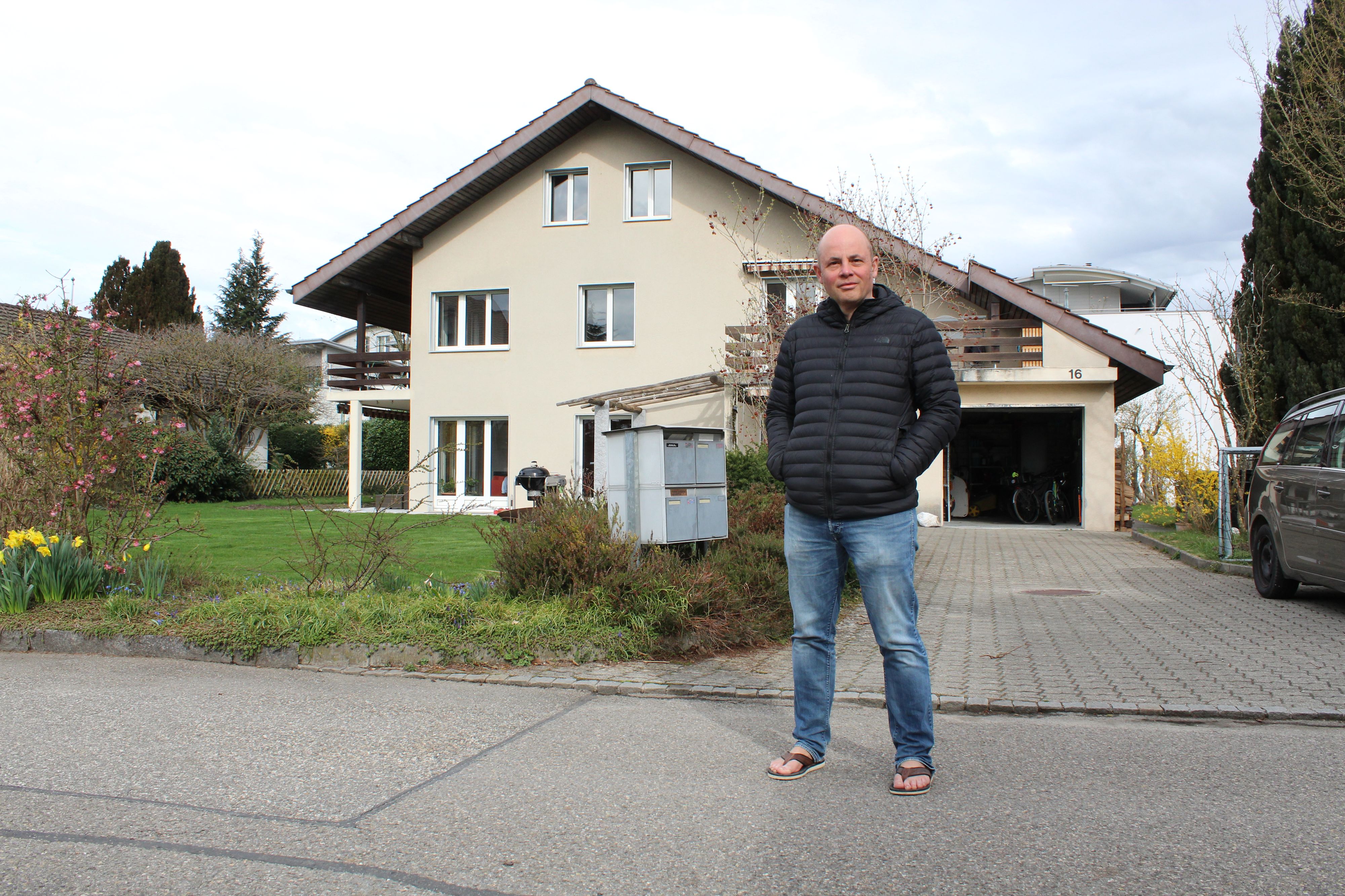 Claudio Imperatori devant sa maison individuelle chauffée au bois et à l'énergie solaire.