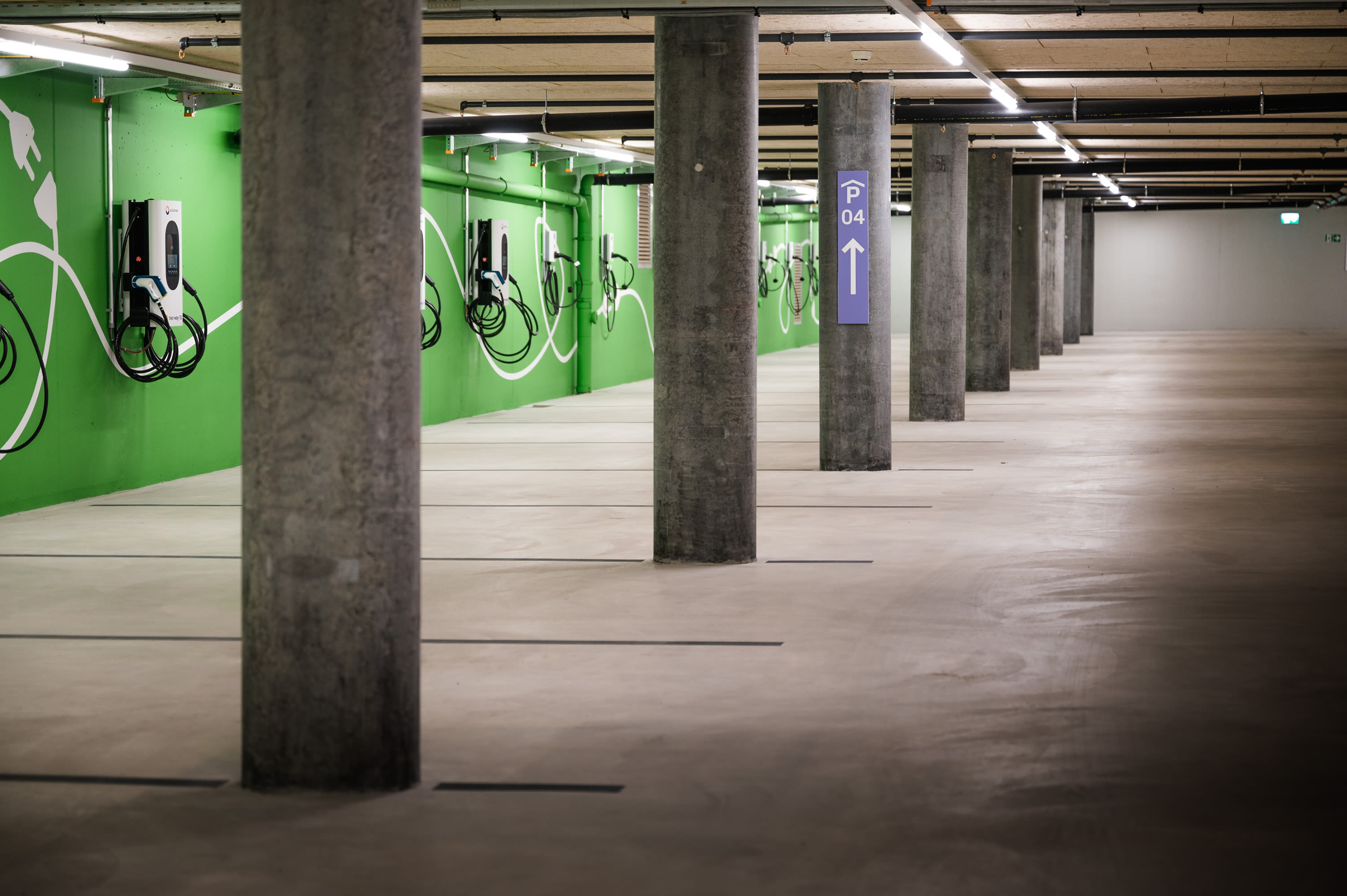 Photo du parking souterrain d'uptown Basel avec des bornes de recharge