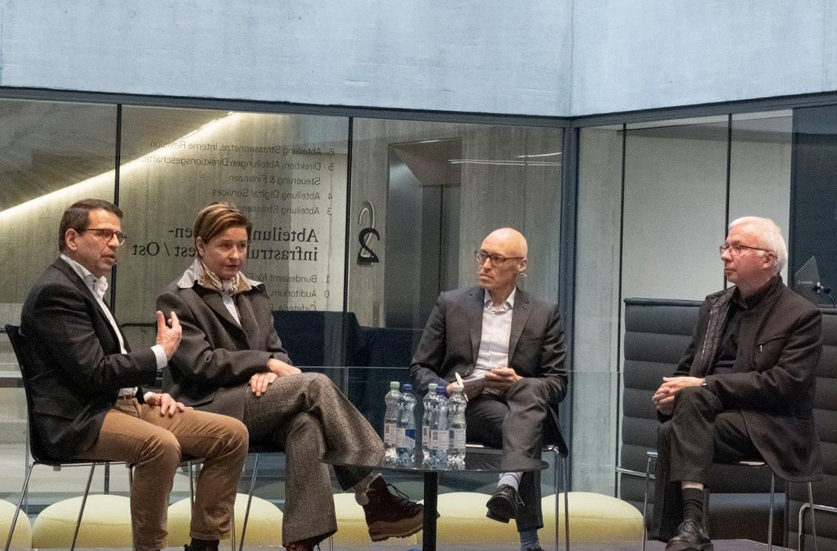 Claudia Meyer, Charles-Albert Hediger et Matthias Jauslin sur l'objectif de 50 % de véhicules rechargeables parmi les nouvelles immatriculations