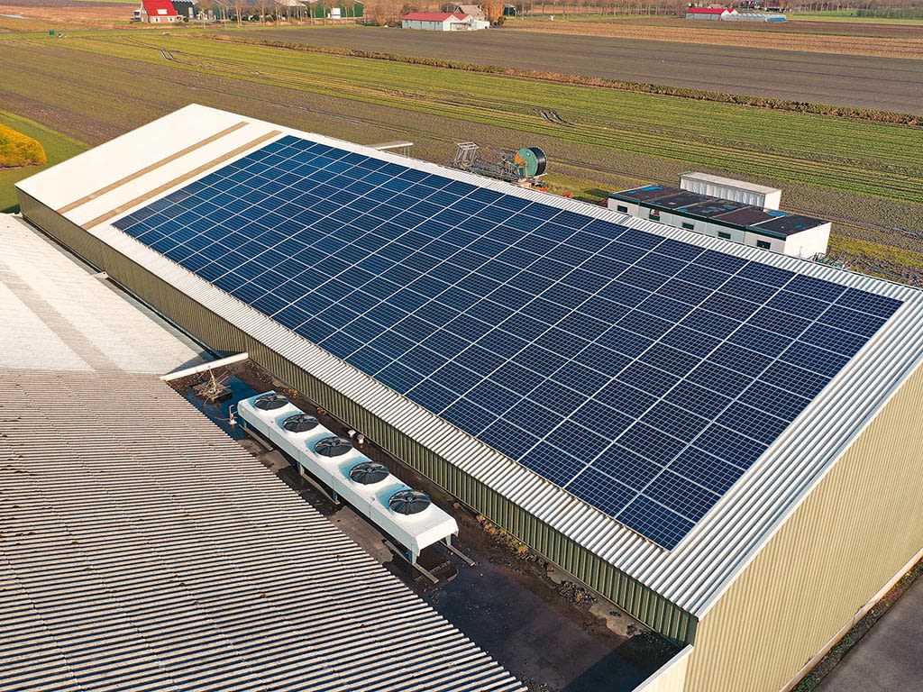 Système solaire sur le toit d'une entreprise commerciale.