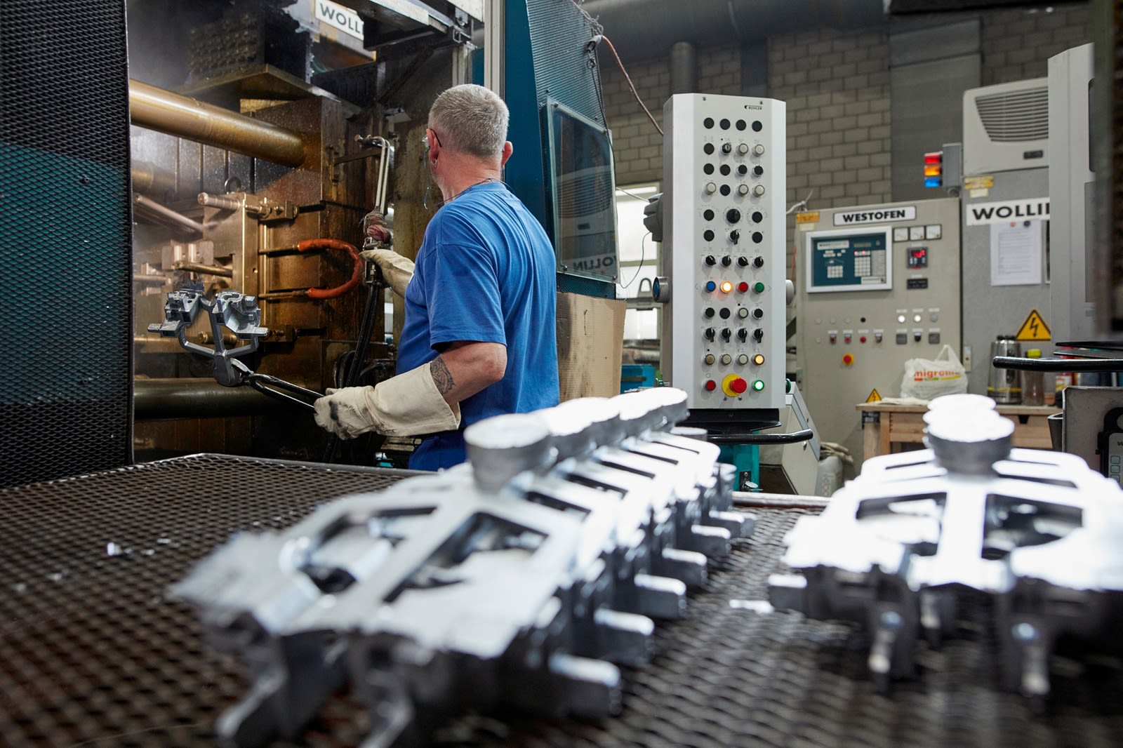 Un collaboratore controlla il processo di pressofusione nella fonderia di alluminio di Aluminium Laufen.