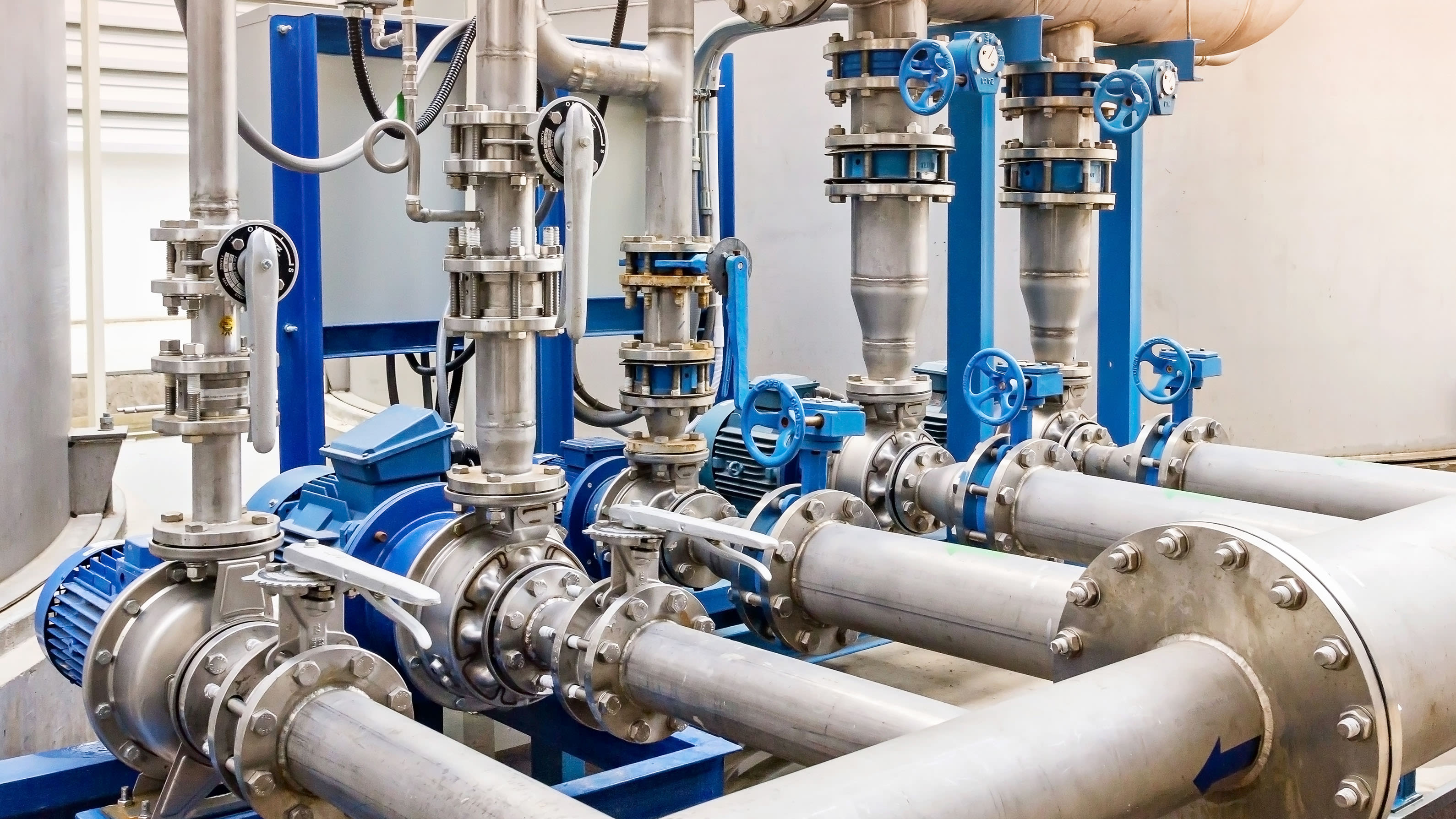 Matériel de pompage bleu dans une installation industrielle.