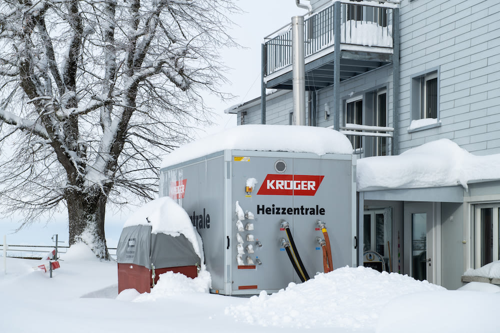 Une centrale de chauffage mobile chauffe un immeuble collectif en hiver