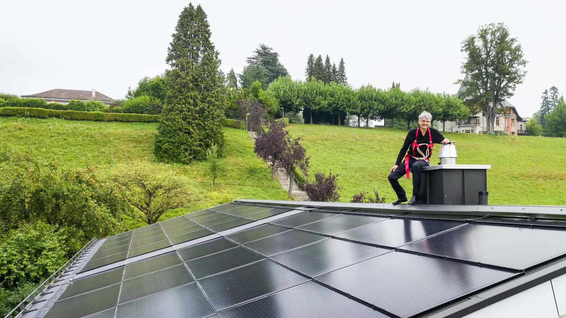 Toit d'un immeuble collectif avec installation photovoltaïque