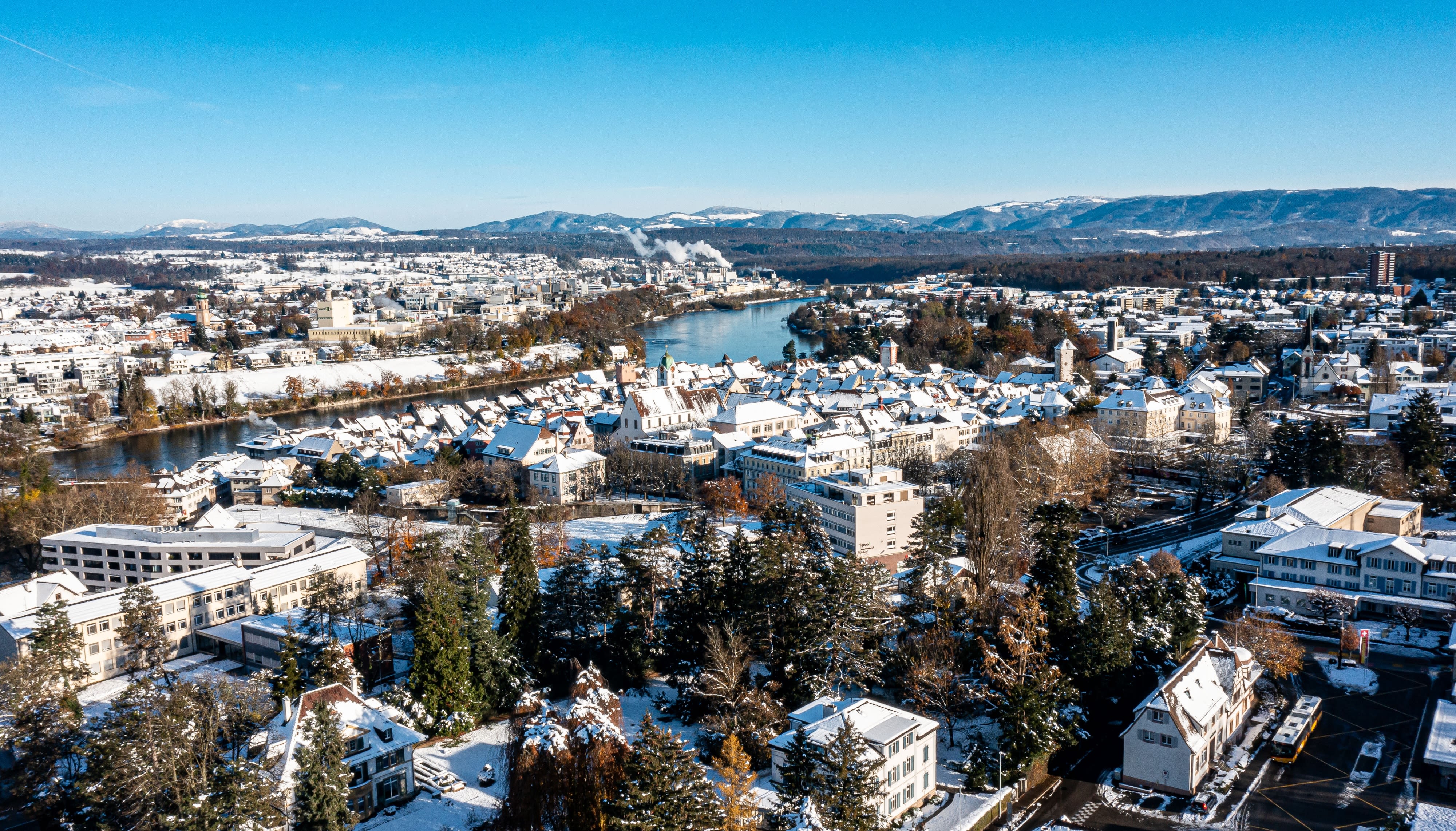 Veduta aerea di Rheinfelden in una giornata invernale, con con uno sguardo al centro storico e al Reno.