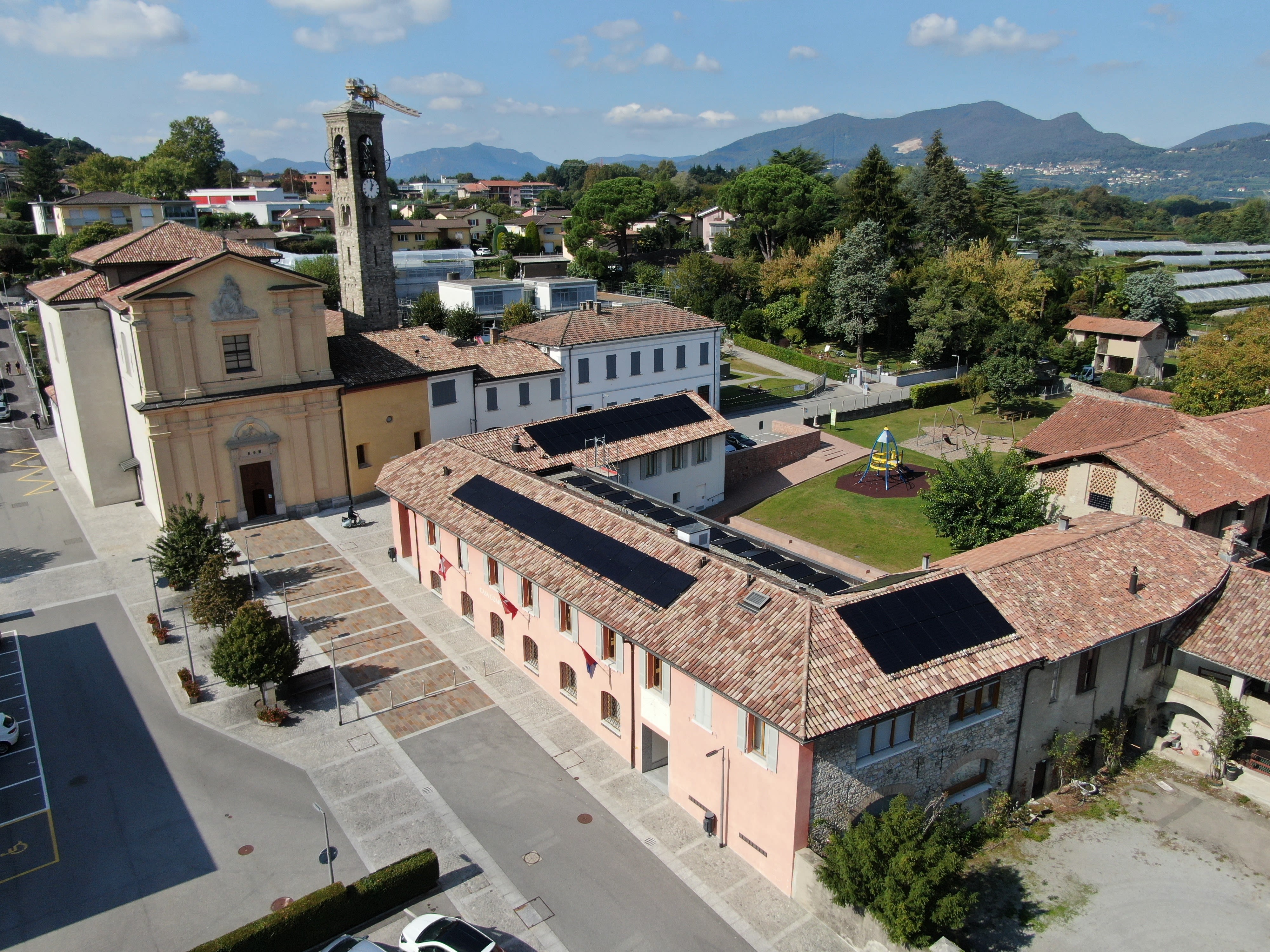 Luftaufnahme von Novazzo; darauf ist ein Gebäude in der Altstadt mit einigen Solarmodulen auf dem Dach zu sehen