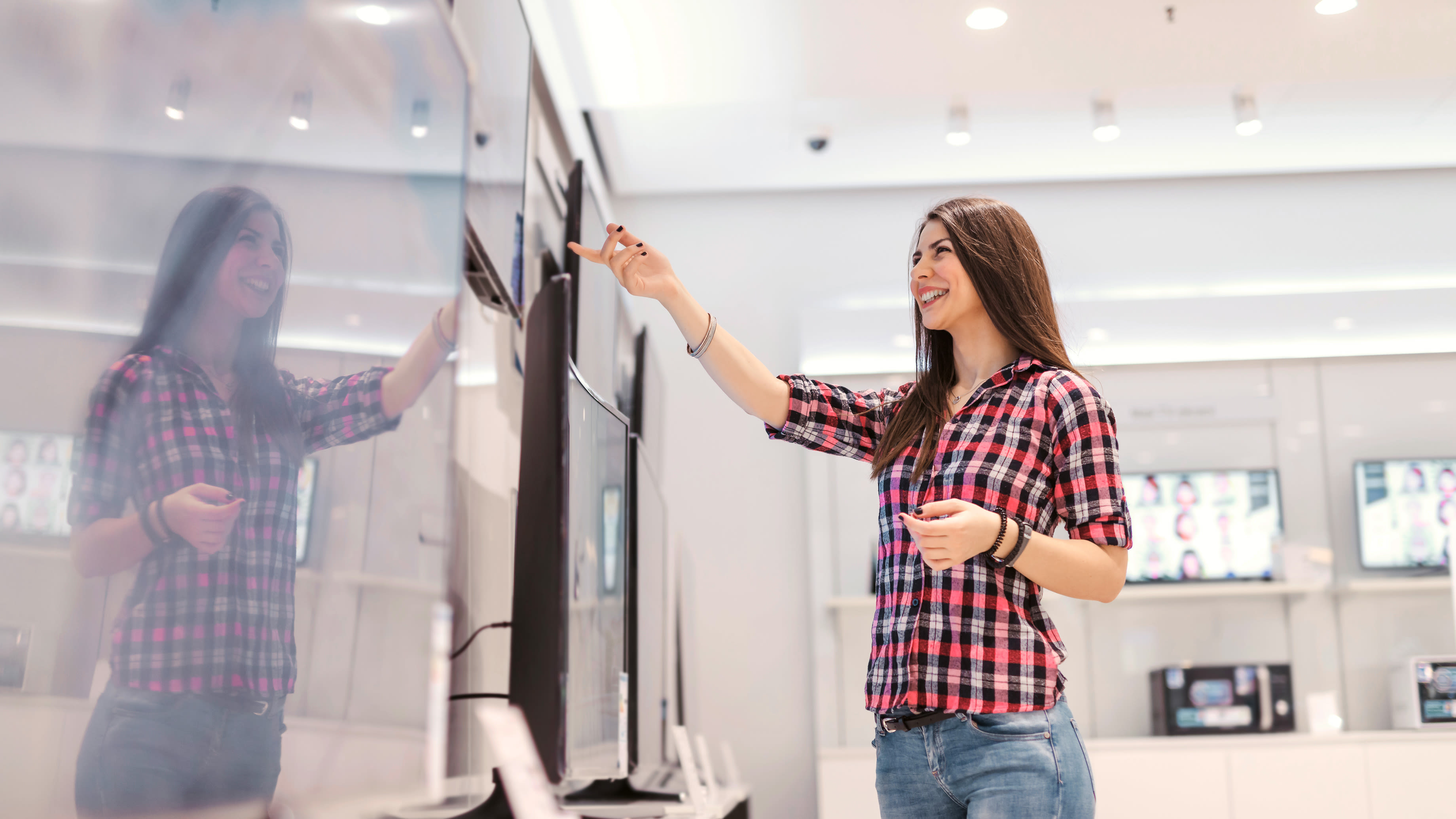 Femme achetant une télévision