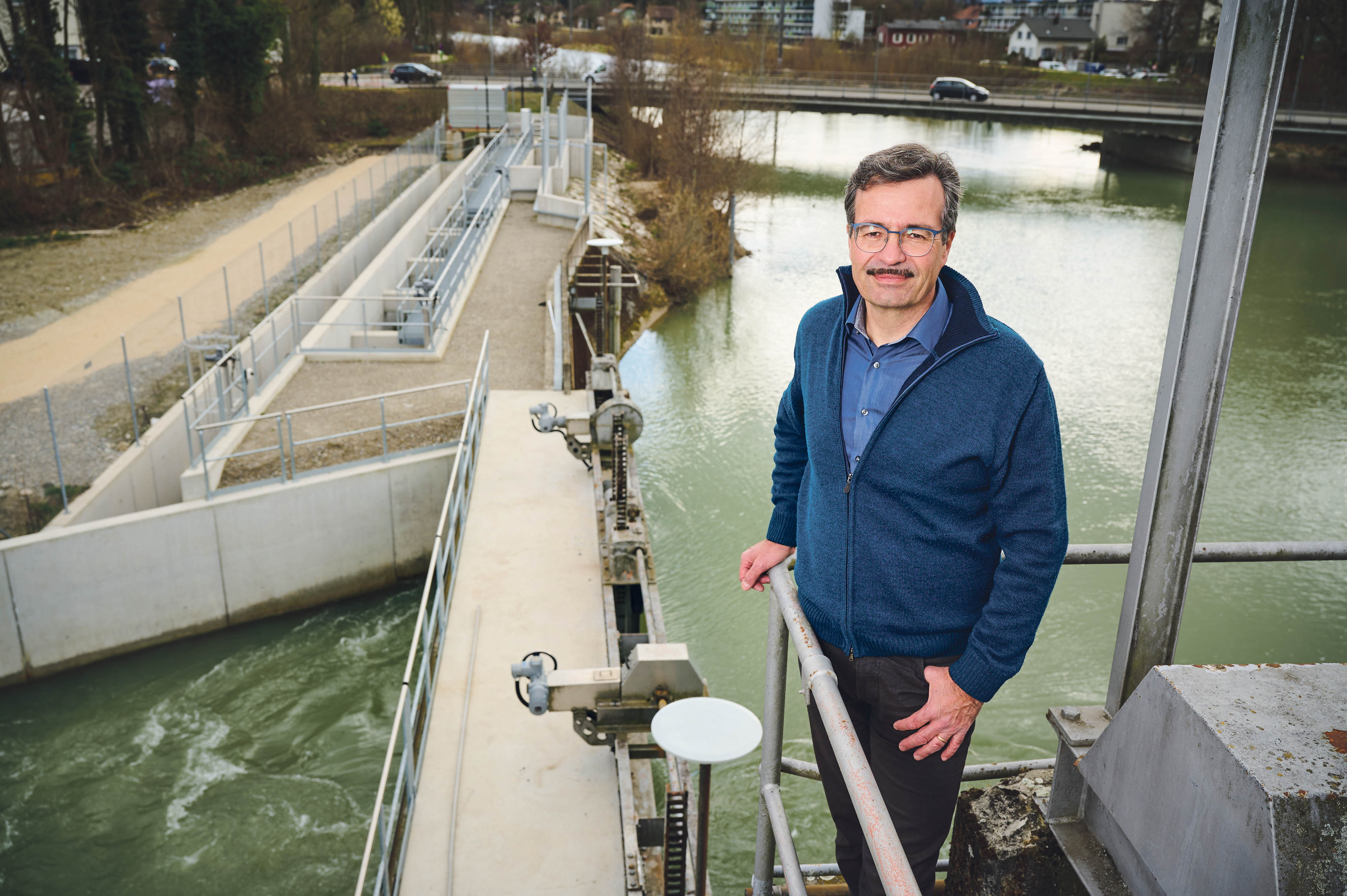 Andreas Appenzeller avec une partie de la petite centrale hydroélectrique de Biberist en arrière-plan.