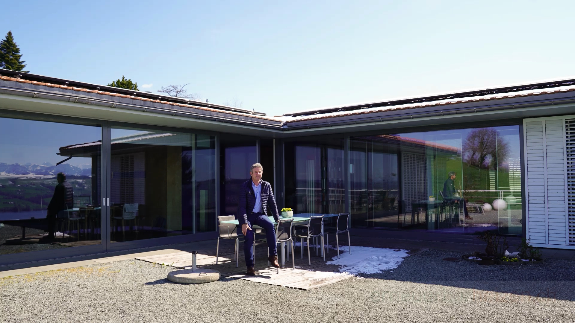 un homme devant sa maison