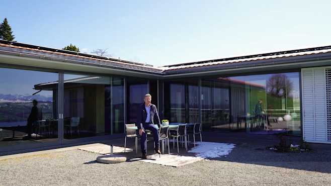 un homme devant sa maison