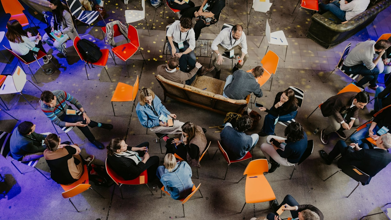 Klimaforum Zürich: Mehrere Personen aus Wirtschaft, Wissenschaft und Verwaltung diskutieren Klimaschutzthemen.
