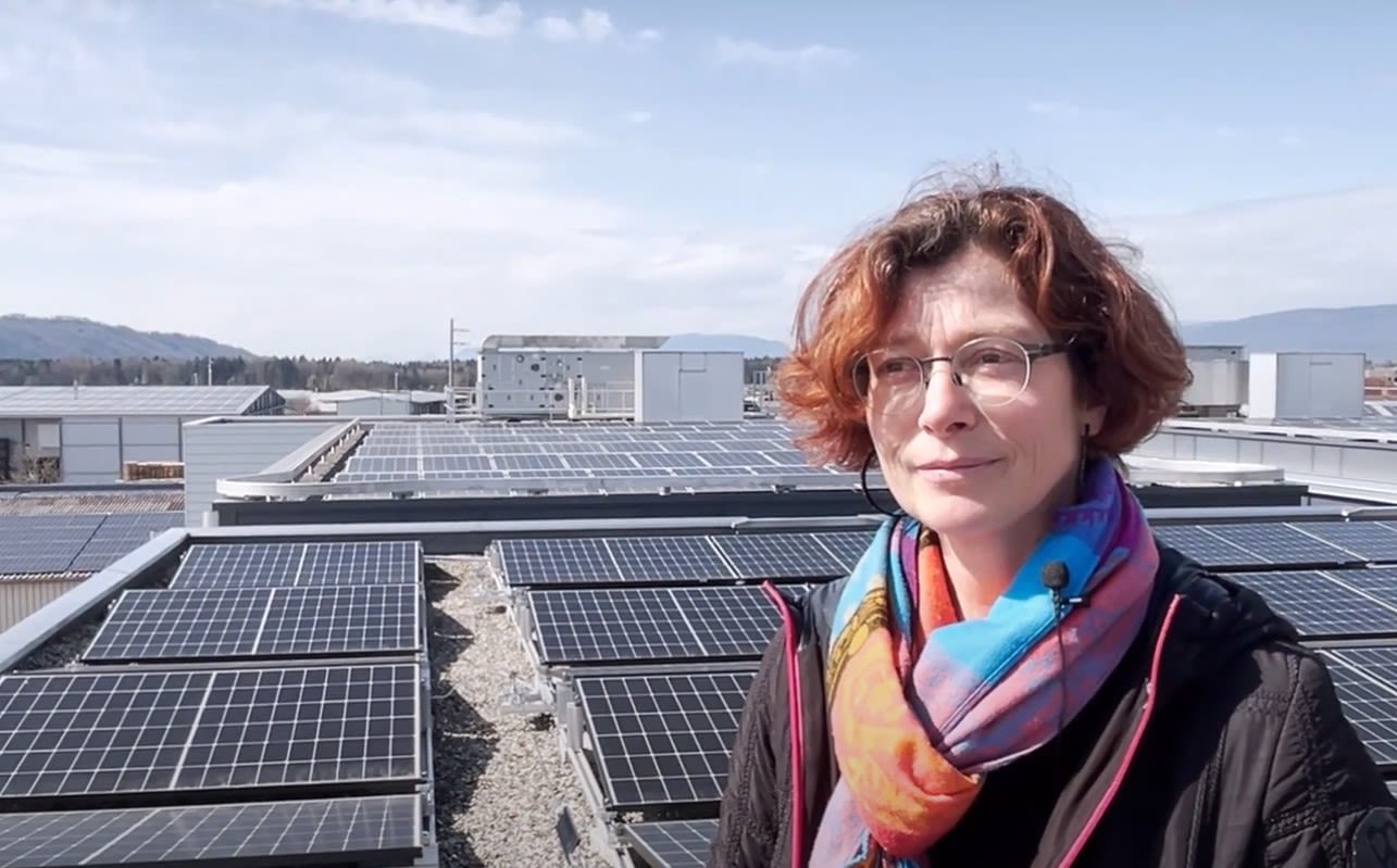 Doreen Domenge, responsable du développement durable, sur le toit de Schwab-Guillod devant l'installation photovoltaïque.