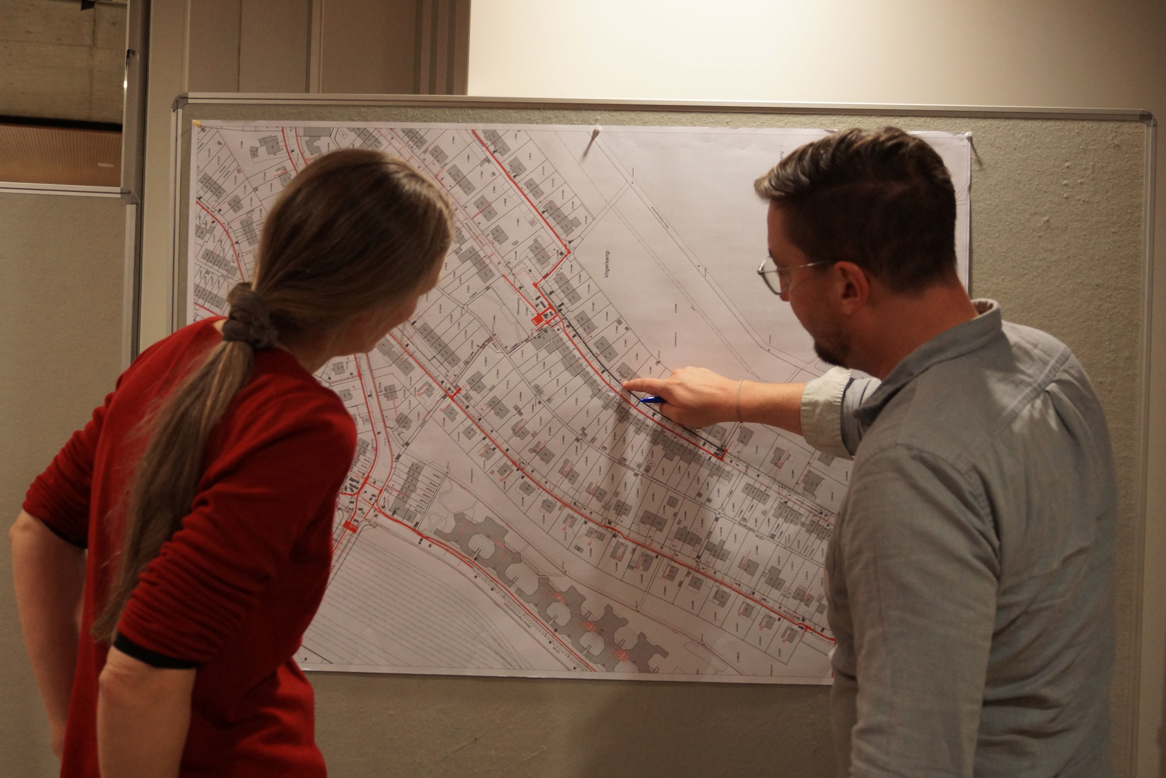 Ein Mann und eine Frau studieren einen Stadtplan von Winterthur