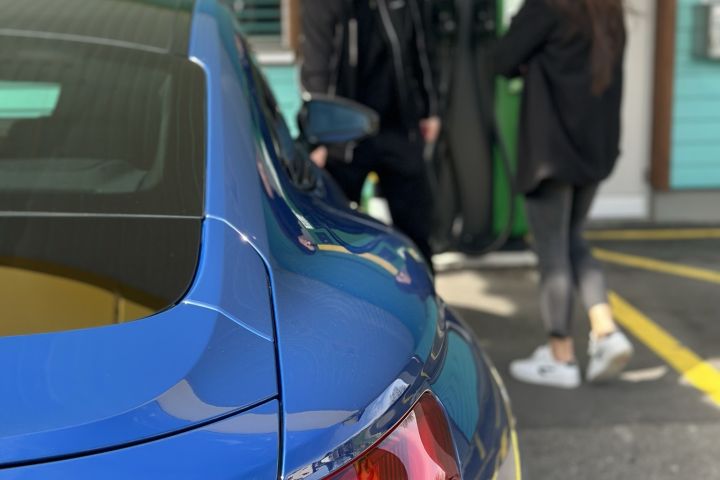 Praktische Übung: Das Aufladen eines Elektroautos.