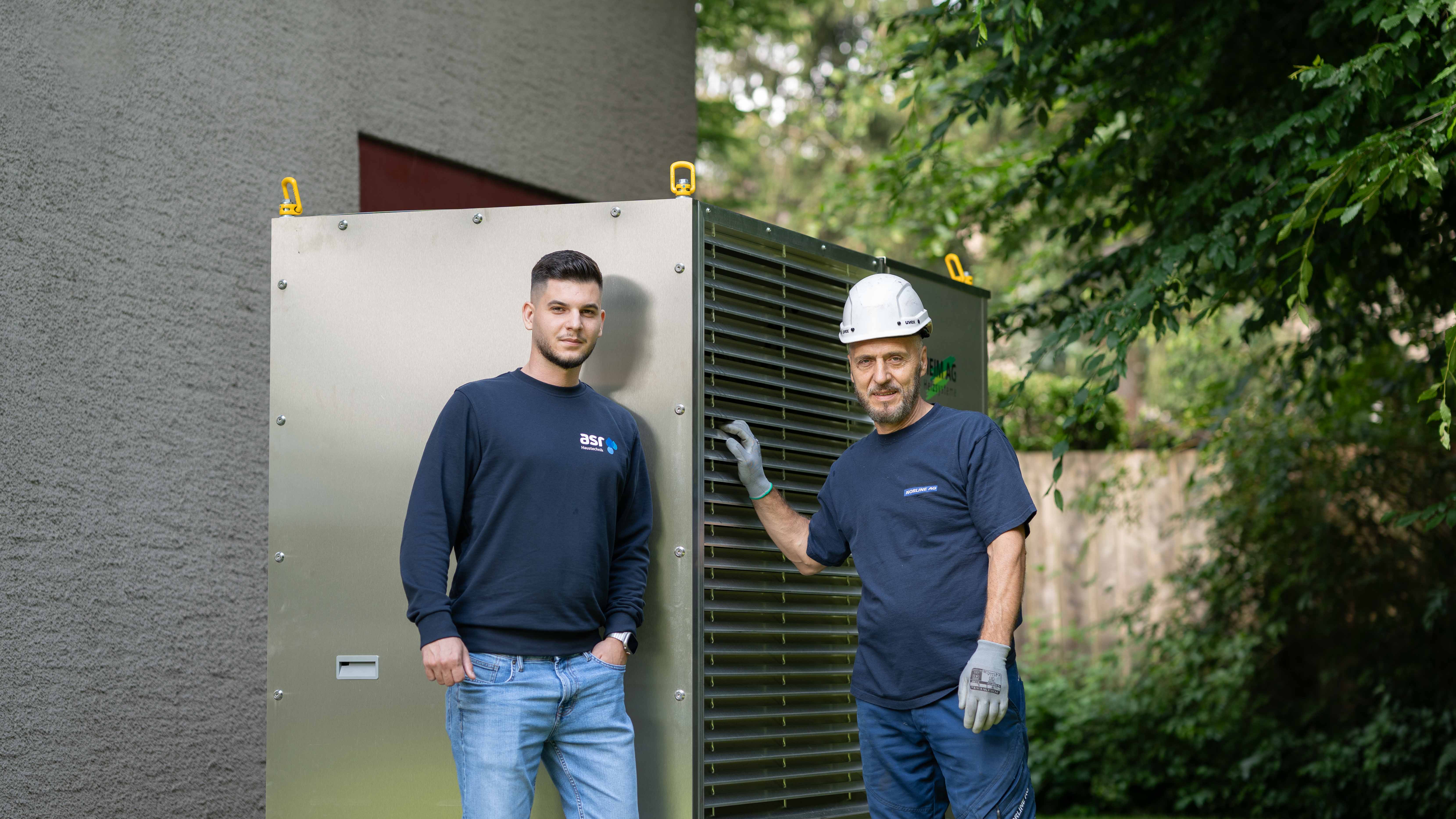 Jeder Handgriff sitzt: Für Projektleiter Mendrit Dakaj (links) und das von ihm beauftragte Team ist die Installation der Wärmepumpe Routine.