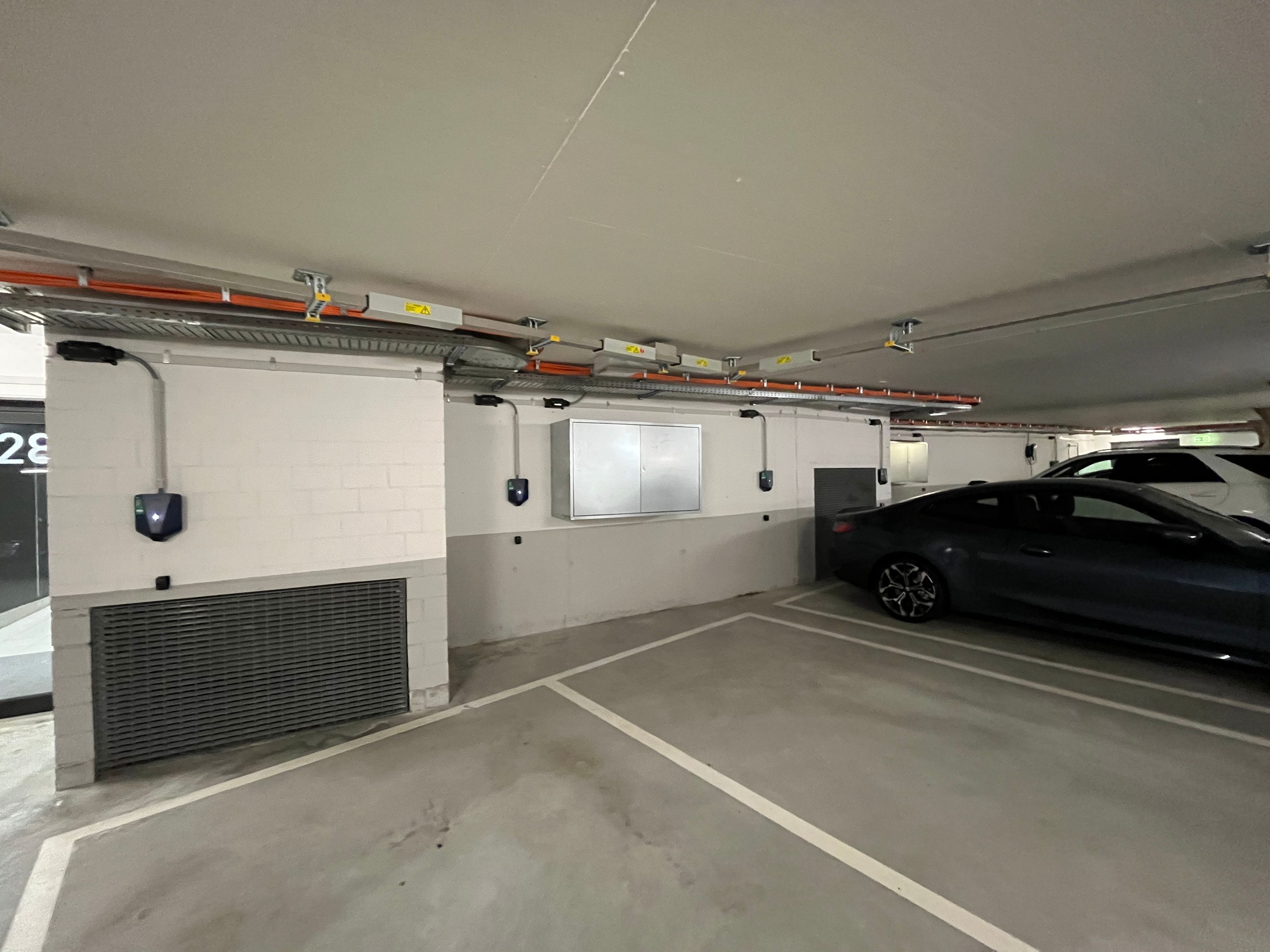 Le stazioni di ricarica nel parcheggio sotterraneo nell'area Guggach
