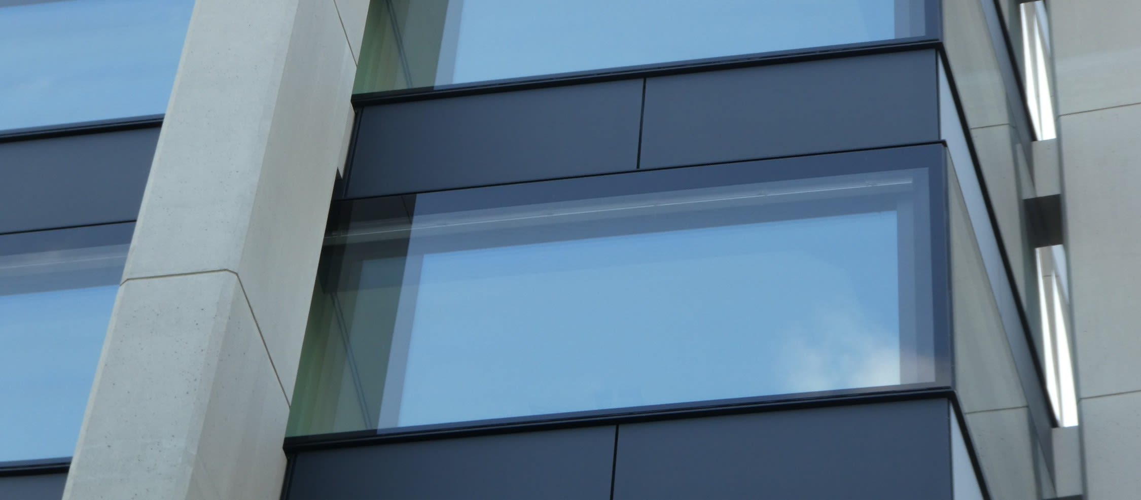 Fassade d'immeuble avec des panneaux solaires