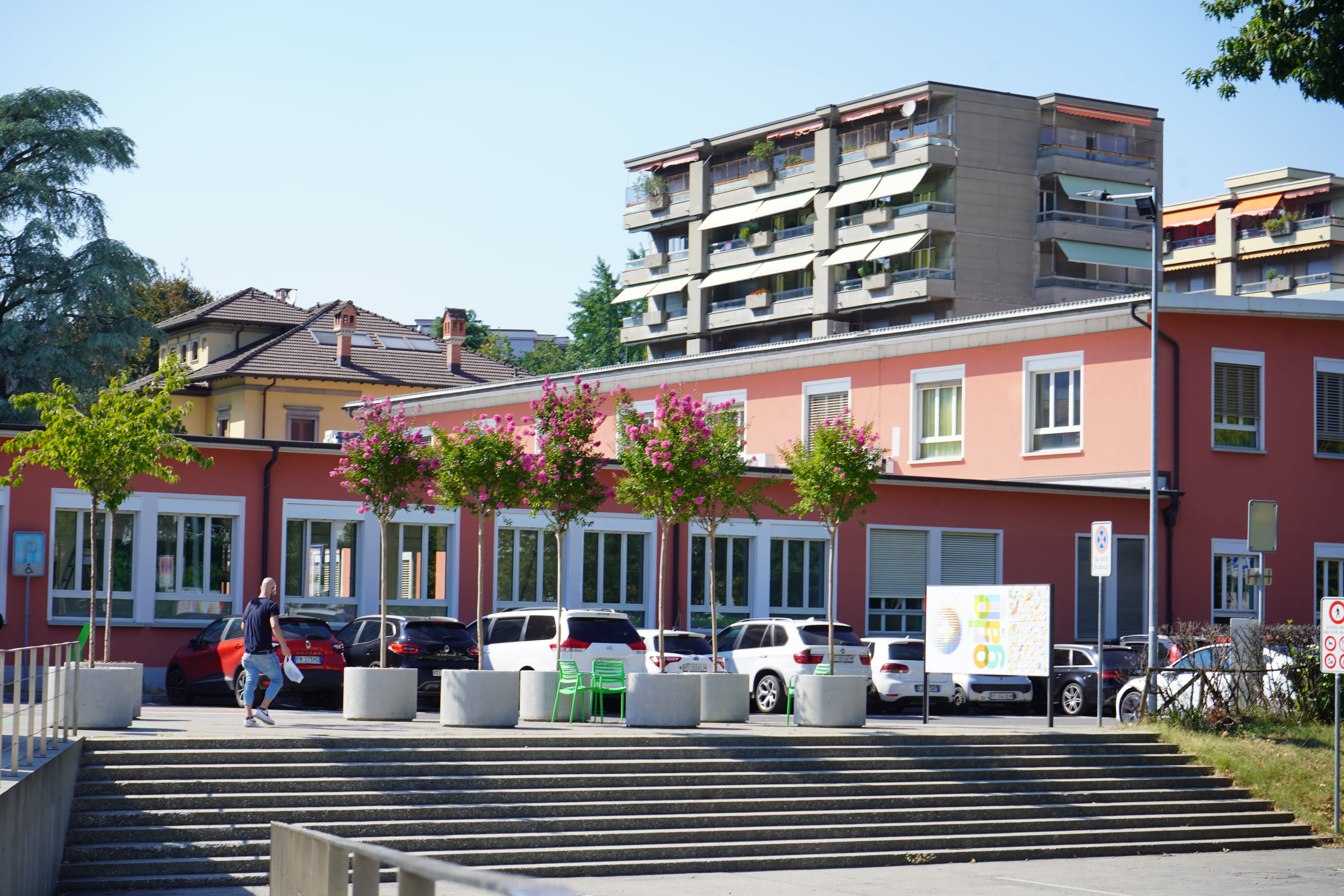Giovani alberi si trovano in grandi vasi su una piazza a Chiasso.