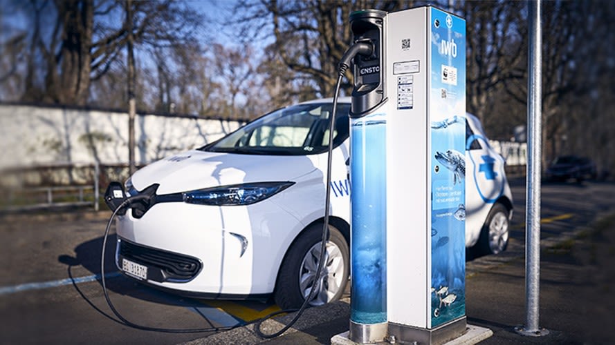 Voiture électrique en train de se recharger à une borne publique