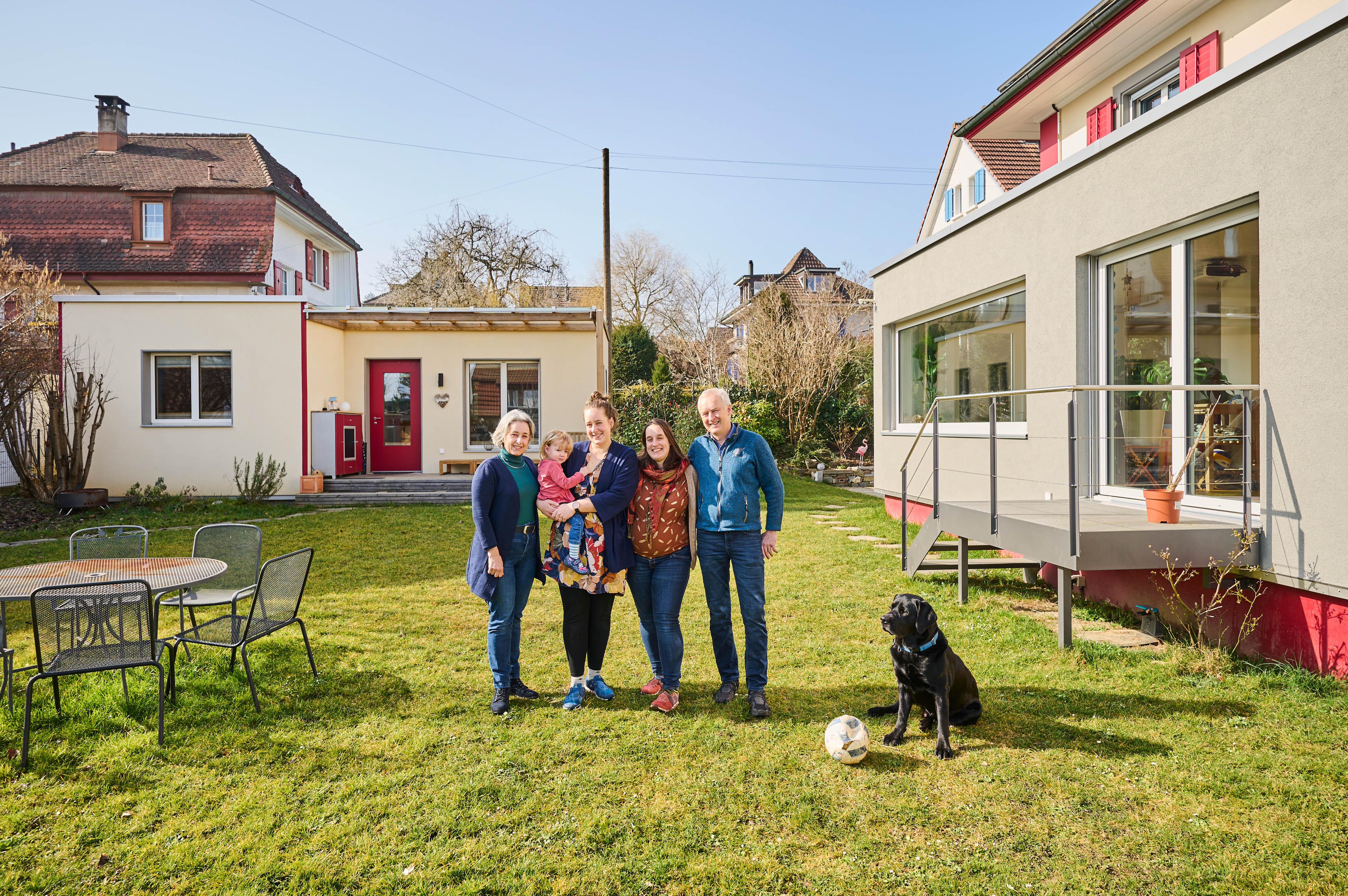 La famiglia Leitner-Cavegn davanti alla Tiny House nel giardino.