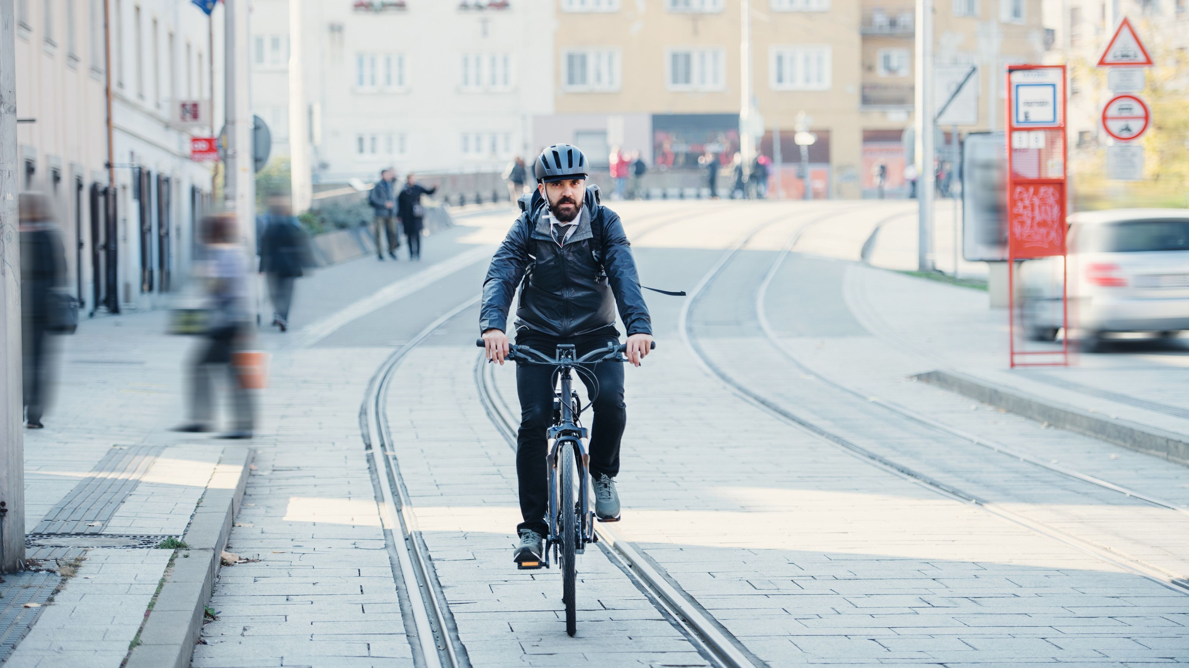 Un homme se déplace à vélo en ville