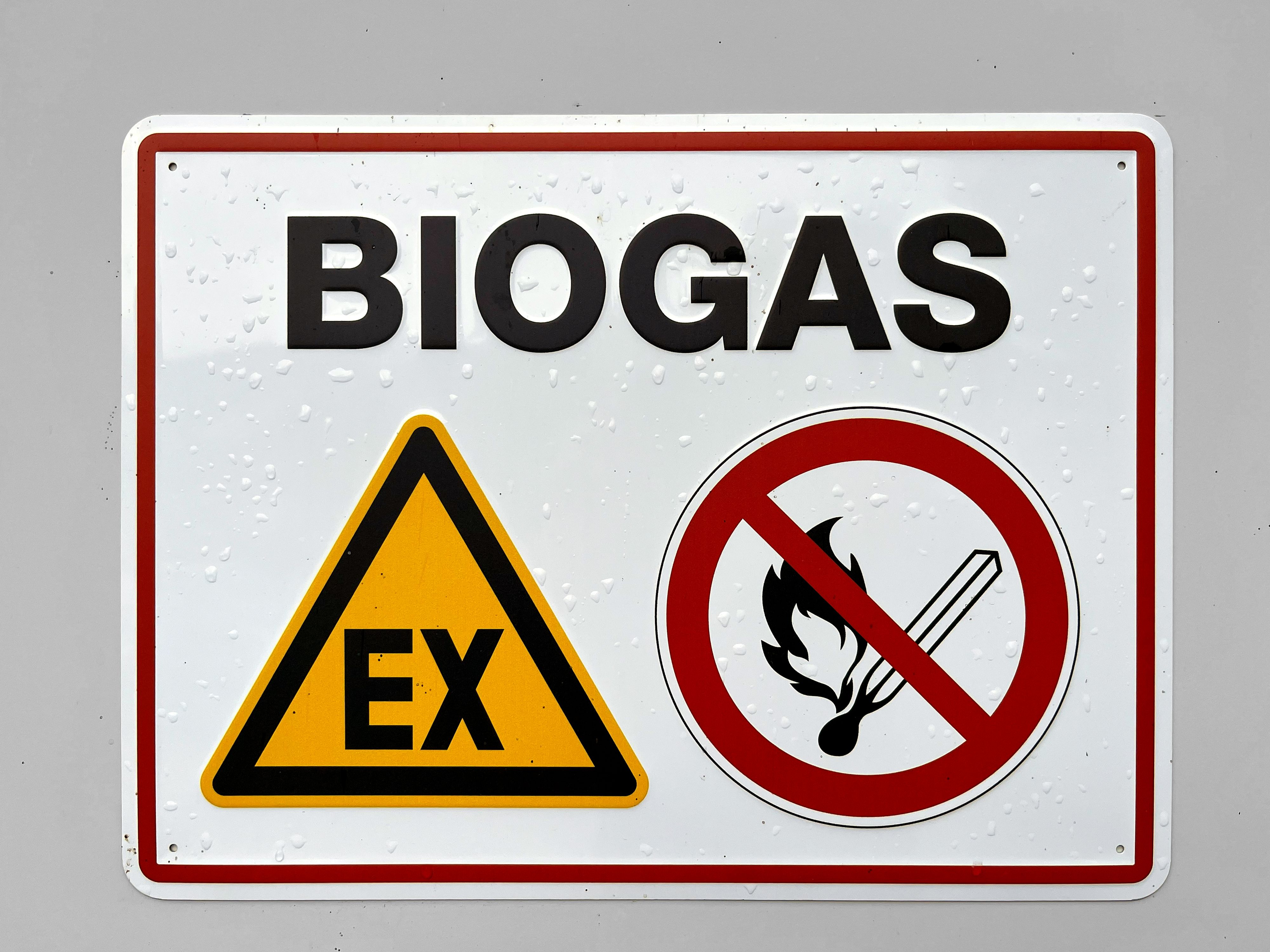 Un panneau sur lequel est écrit « biogaz »