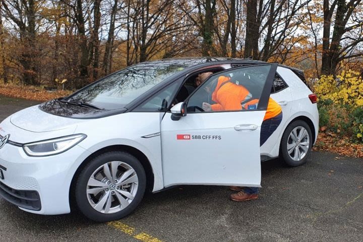SBB Mitarbeitender an einem Geschäftselektroauto