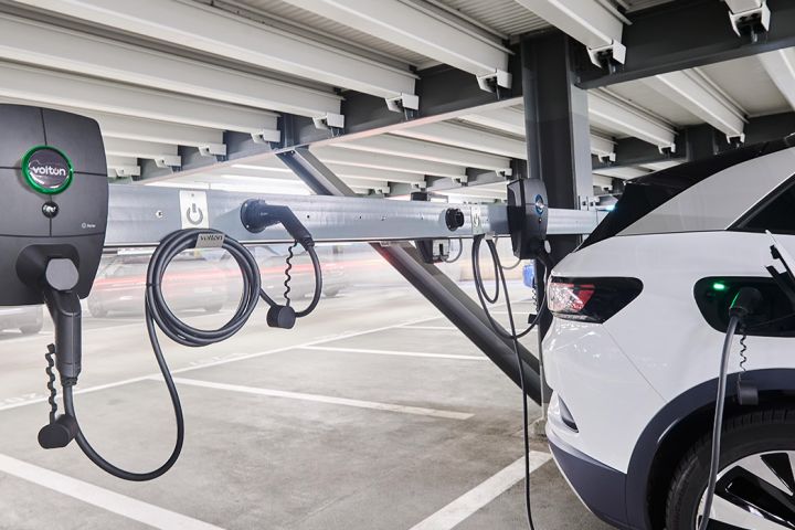 Die Parkhäuser Utoquai, Kongresshaus und Messe in Zürich wurden zu Ladehäusern weiterentwickelt und bieten zusammen deutlich über 100 Ladestationen.