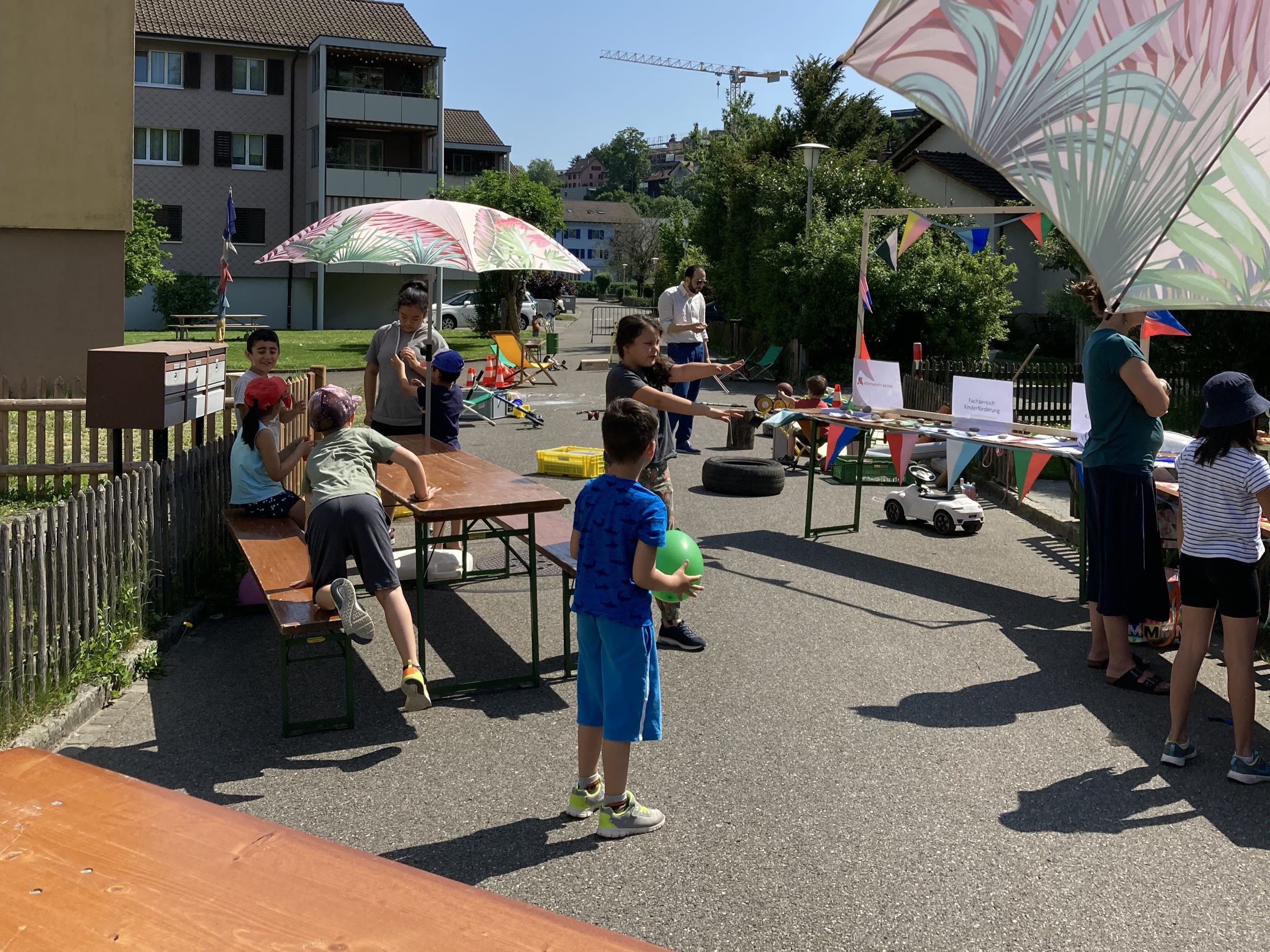 Bambini e adulti giocano in una strada chiusa al traffico