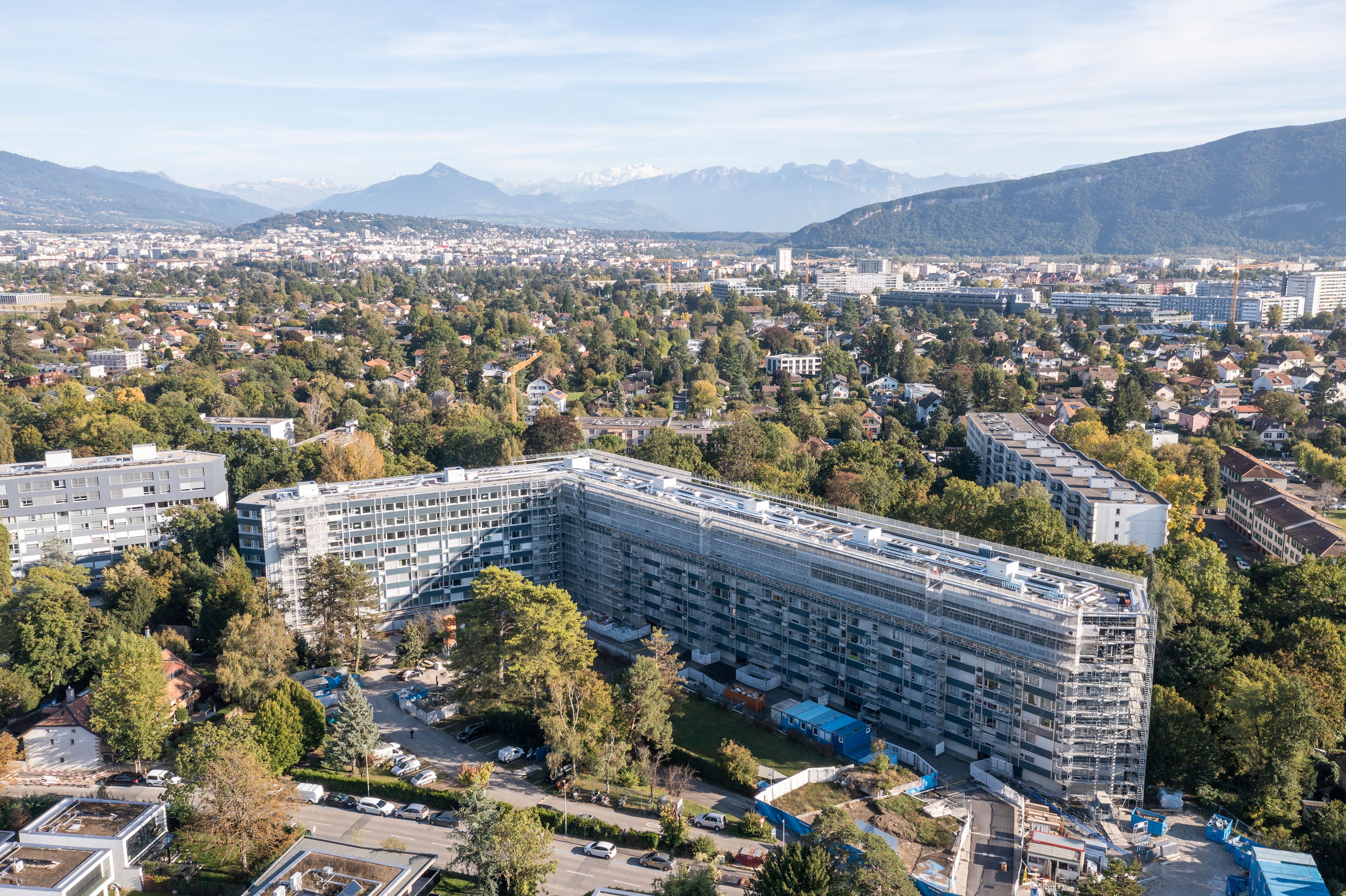 Grand immeuble collectif avec chauffage par pompe à chaleur