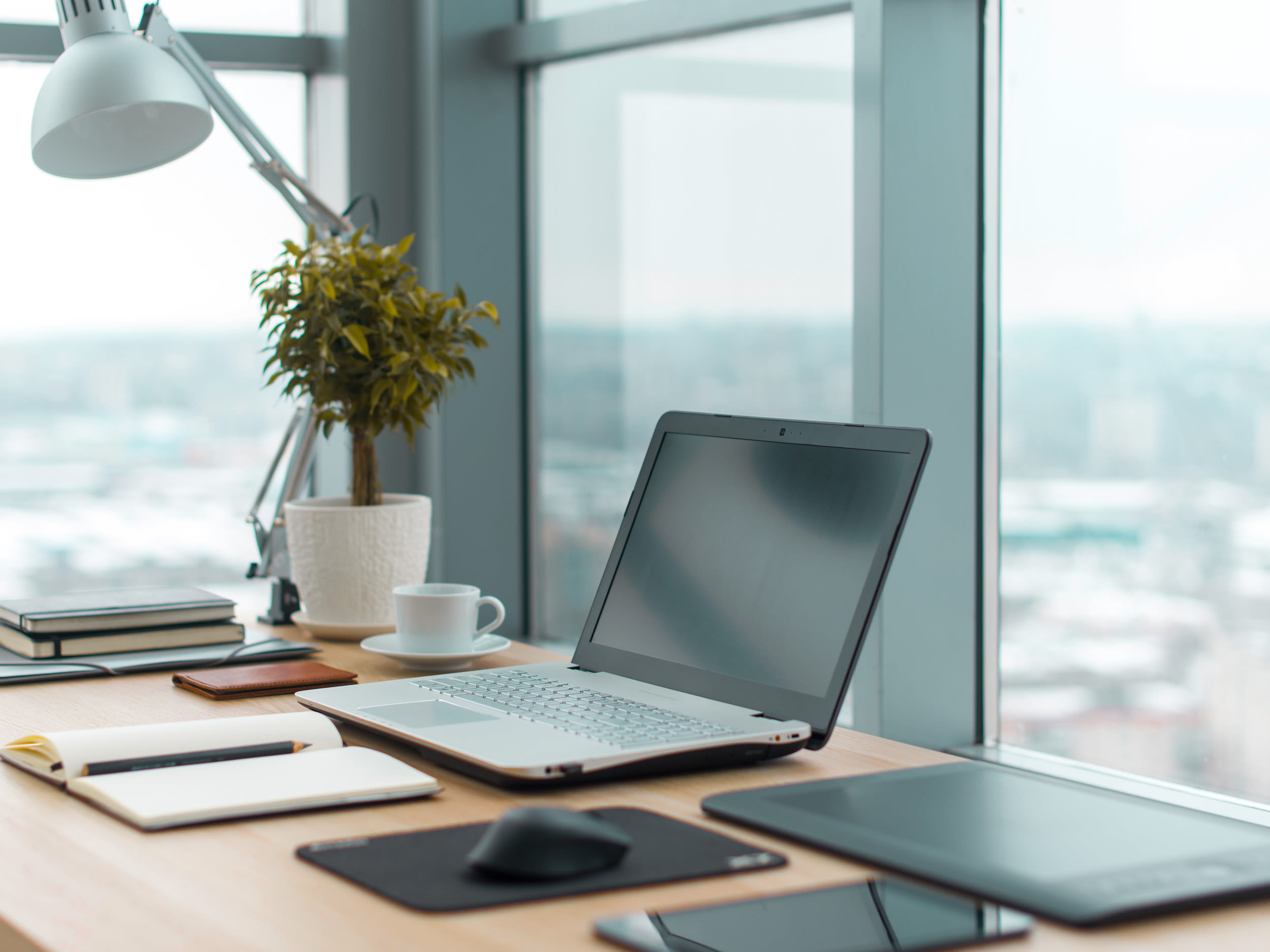 Poste de travail avec ordinateur portable et carnets de notes dans le bureau à domicile