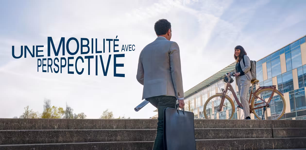 Poster de la campagne "Recharge au Point" avec le slogan "une mobilité avec perspective"