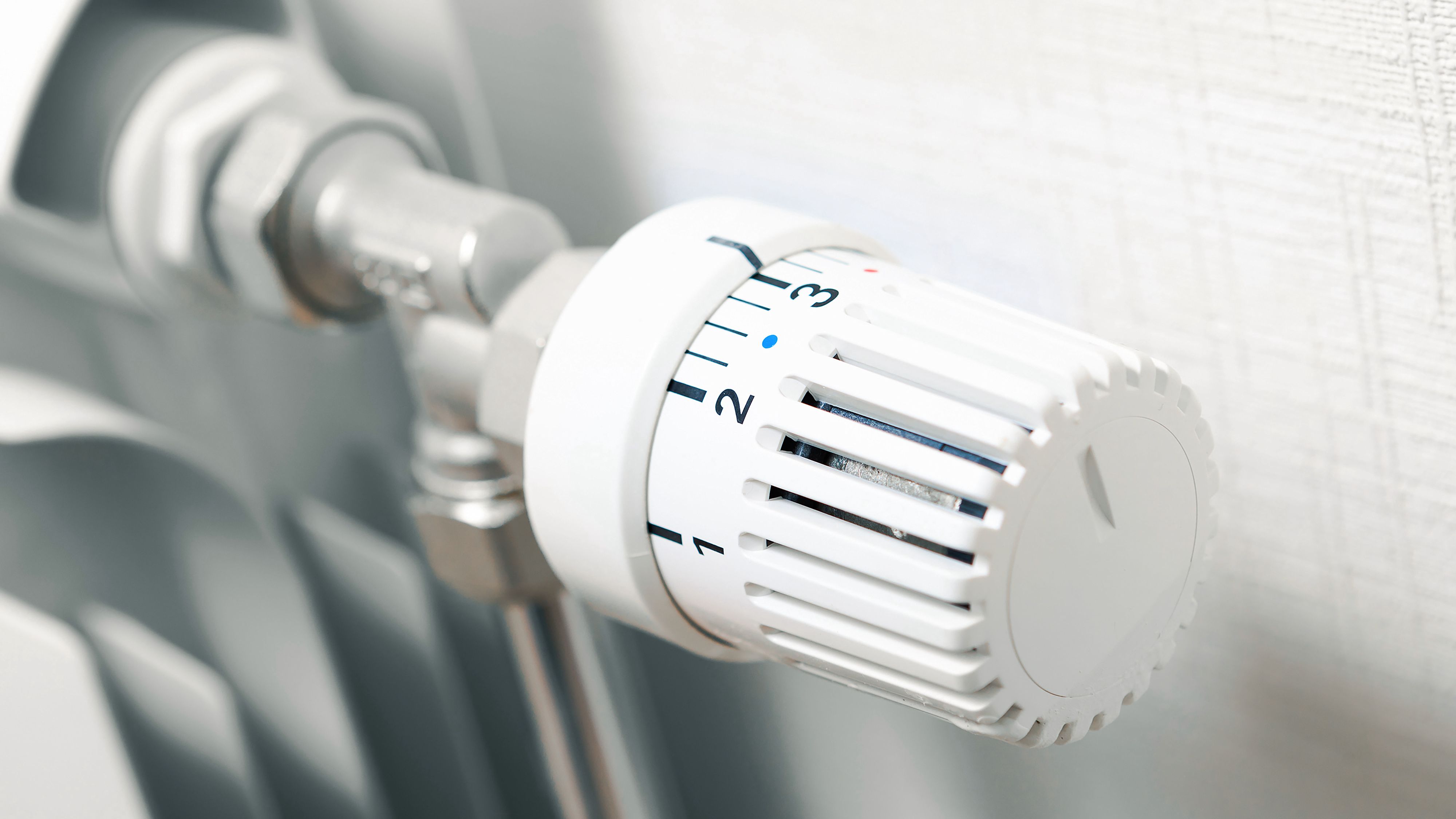 Thermostat sur un radiateur de chauffage.