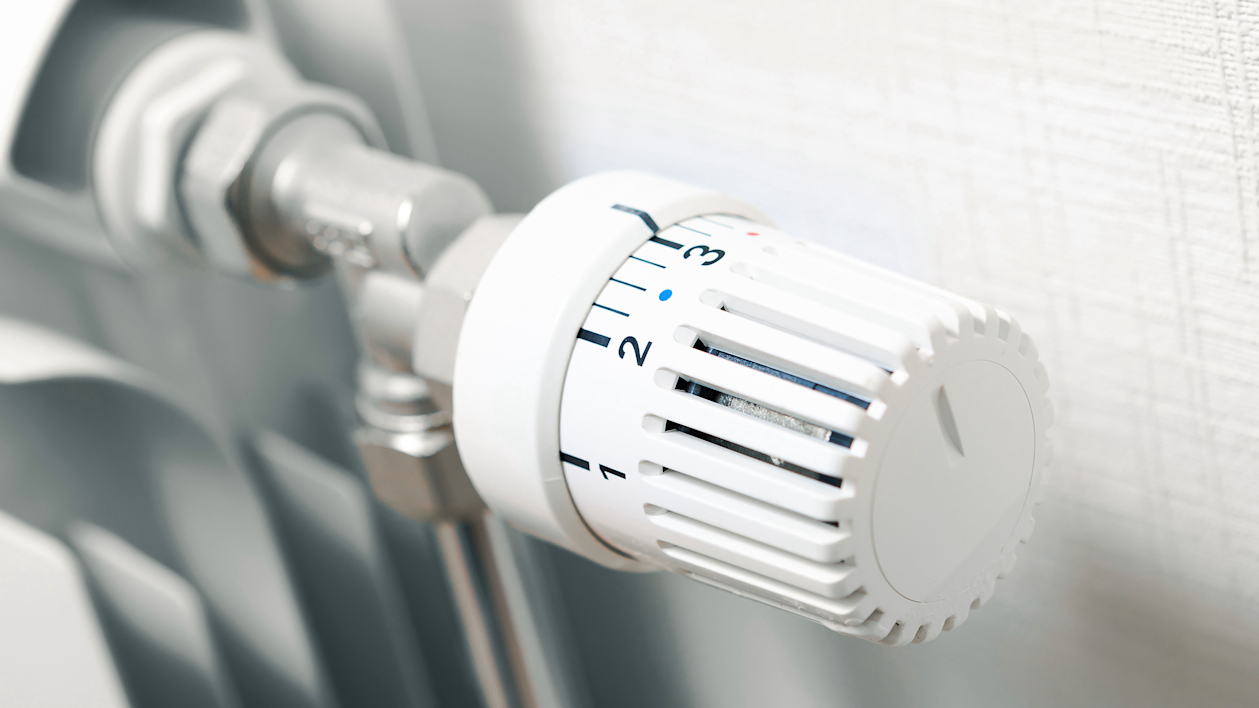 Thermostat sur un radiateur de chauffage.