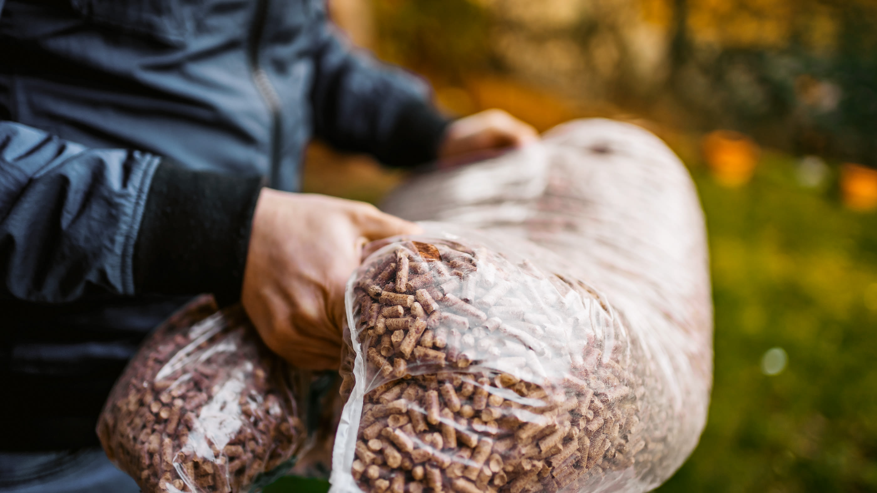Un sacco di pellet per un sistema di riscaldamento a pellet viene sollevato